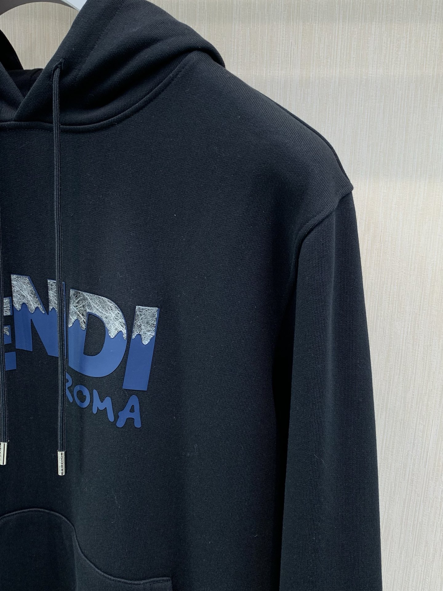 ，FENDI 芬迪，2026早秋最新品，专柜同步有售，原单狠货，时尚休闲连帽卫衣，进口原版面料，顶级印花工艺字母图案lo