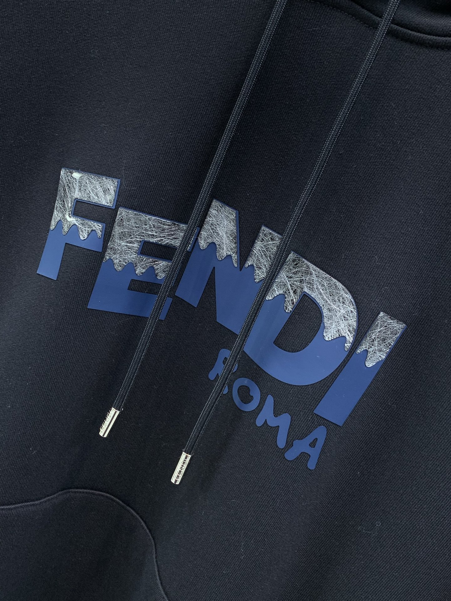 ，FENDI 芬迪，2026早秋最新品，专柜同步有售，原单狠货，时尚休闲连帽卫衣，进口原版面料，顶级印花工艺字母图案lo