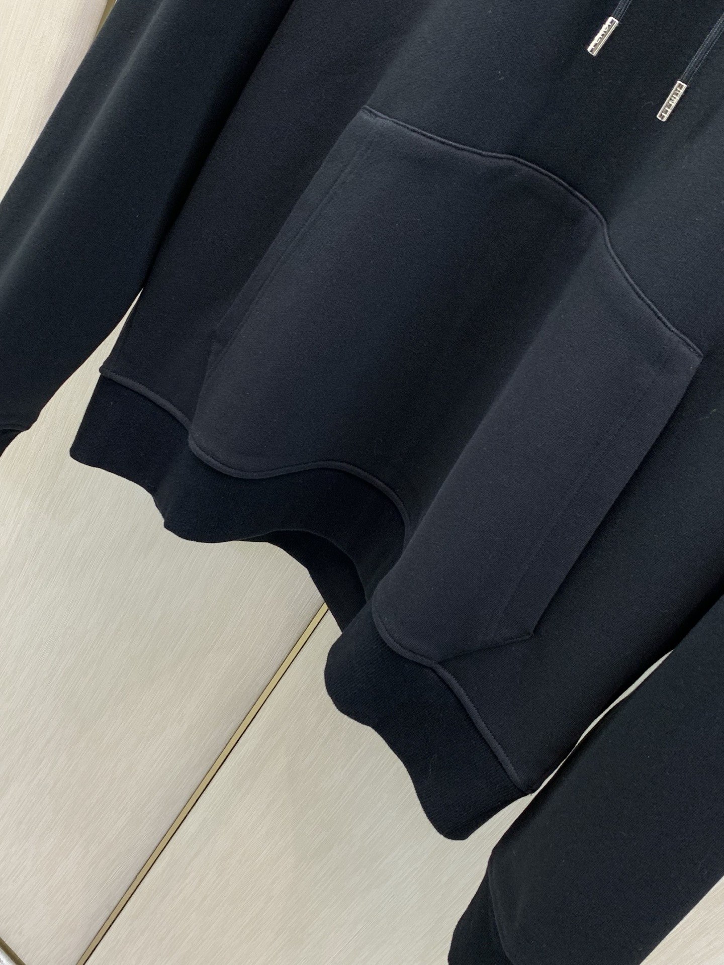 ，FENDI 芬迪，2026早秋最新品，专柜同步有售，原单狠货，时尚休闲连帽卫衣，进口原版面料，顶级印花工艺字母图案lo