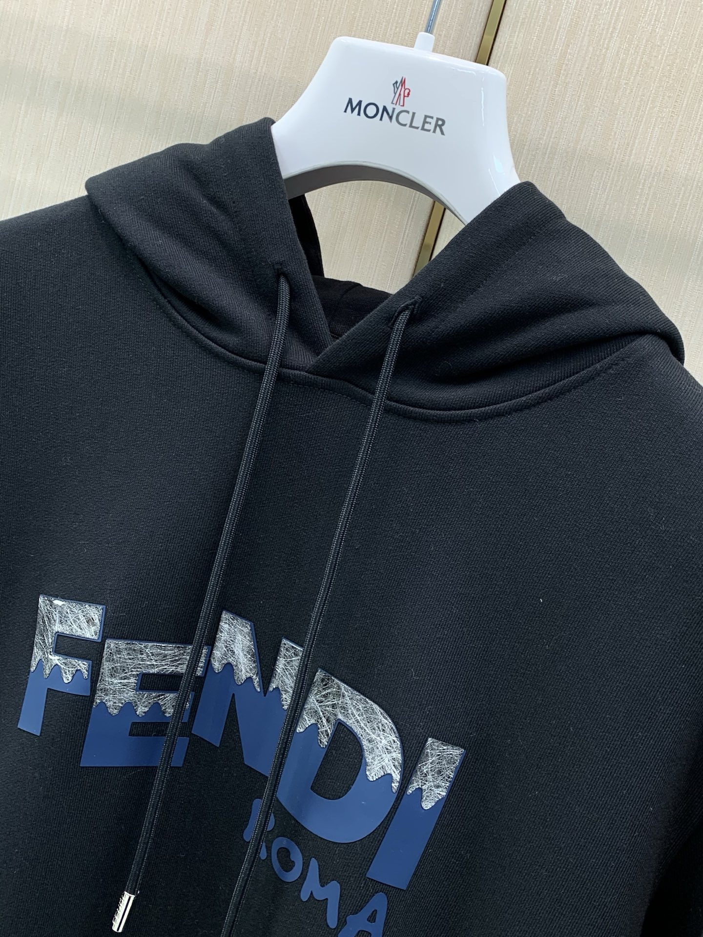 ，FENDI 芬迪，2026早秋最新品，专柜同步有售，原单狠货，时尚休闲连帽卫衣，进口原版面料，顶级印花工艺字母图案lo