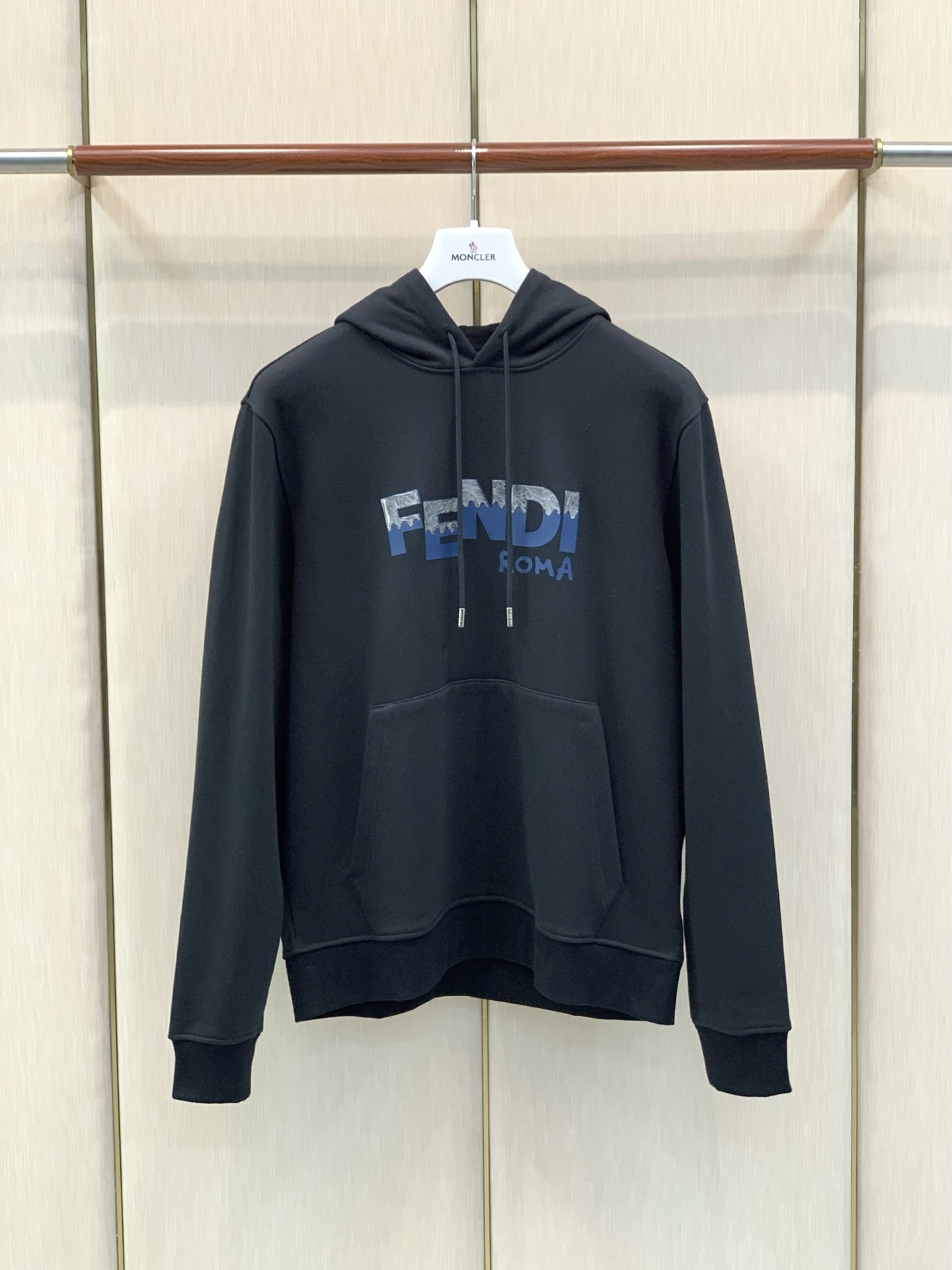 ，FENDI 芬迪，2026早秋最新品，专柜同步有售，原单狠货，时尚休闲连帽卫衣，进口原版面料，顶级印花工艺字母图案lo