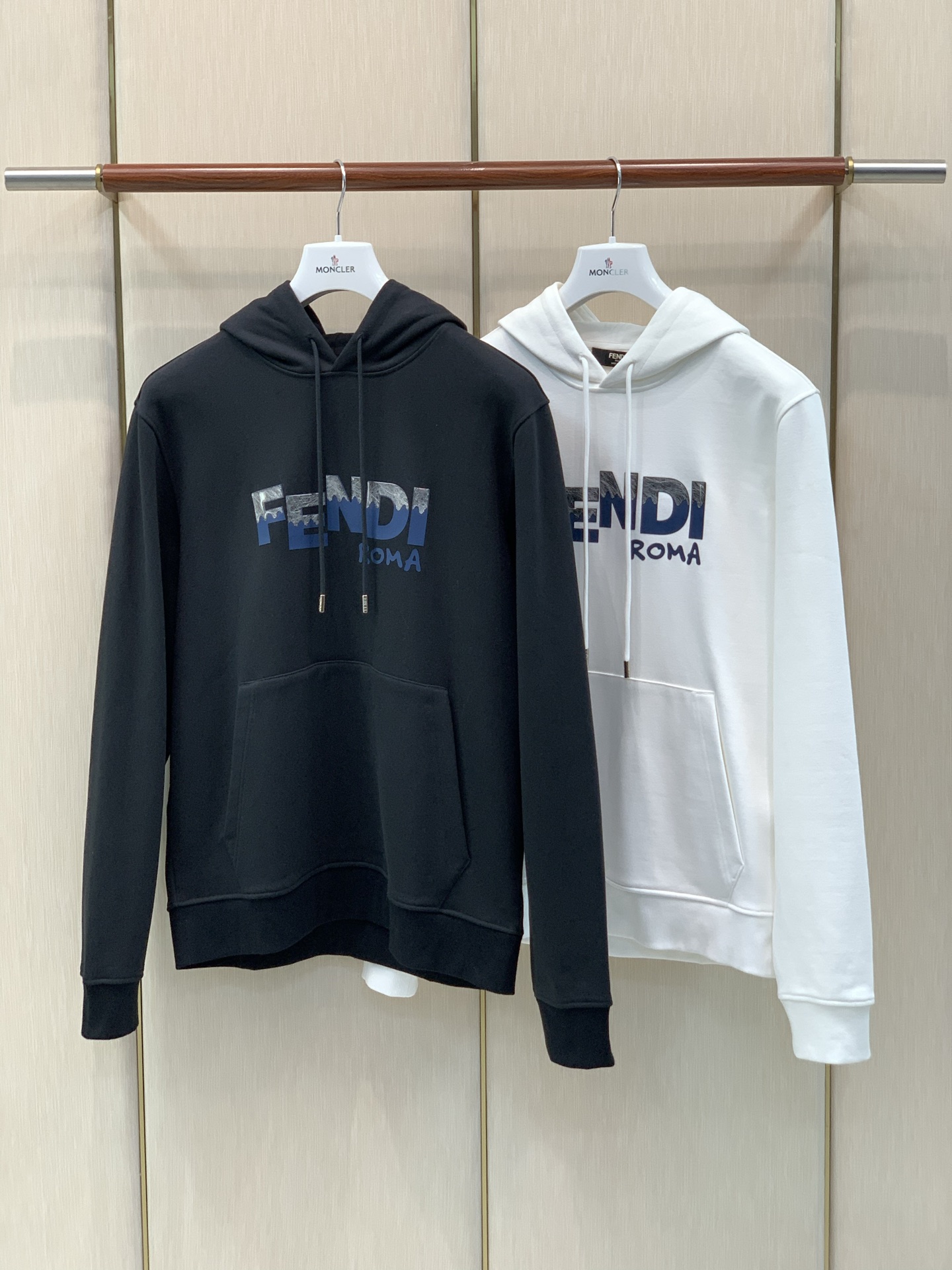 ，FENDI 芬迪，2026早秋最新品，专柜同步有售，原单狠货，时尚休闲连帽卫衣，进口原版面料，顶级印花工艺字母图案lo