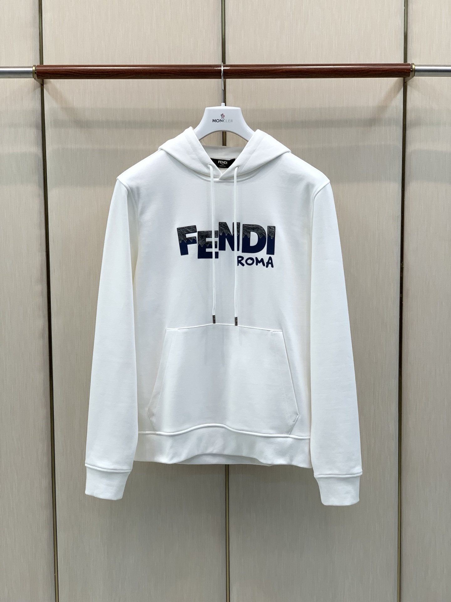 ，FENDI 芬迪，2026早秋最新品，专柜同步有售，原单狠货，时尚休闲连帽卫衣，进口原版面料，顶级印花工艺字母图案lo