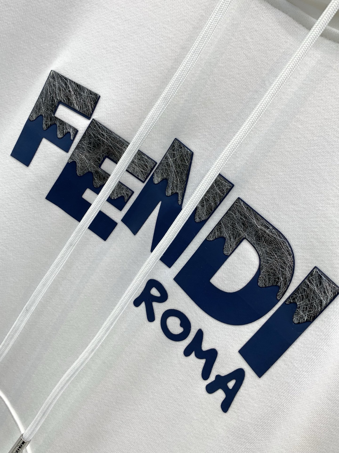 ,FENDI 芬迪,2026早秋最新品,专柜同步有售,原单狠货,时尚休闲连帽卫衣,进口原版面料,顶级印花工艺字母图案lo ,FENDI 芬迪,2026早秋最新品,专柜同步有售,原单狠货,时尚休闲连帽卫衣,进口原版面料,顶级印花工艺字母图案lo