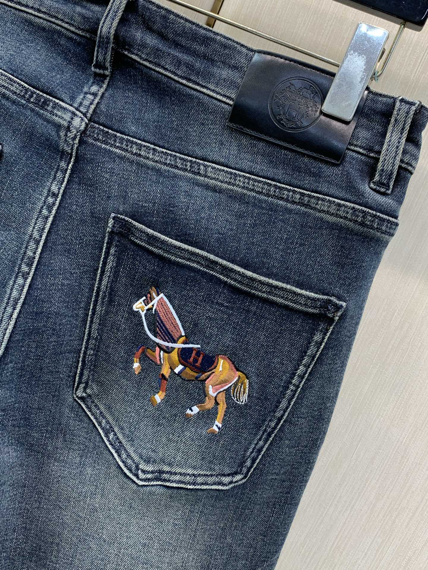,Hermès 爱马仕,2026春秋最新品,专柜同步有售,原单狠货,时尚休闲水洗牛仔裤,定制进口原版面料,舒适透气,顶级 ,Hermès 爱马仕,2026春秋最新品,专柜同步有售,原单狠货,时尚休闲水洗牛仔裤,定制进口原版面料,舒适透气,顶级