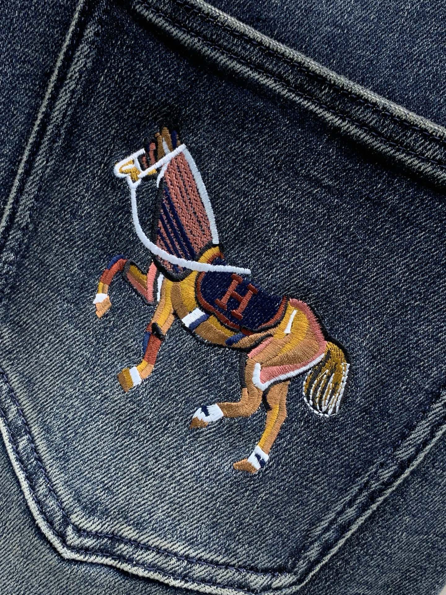 ,Hermès 爱马仕,2026春秋最新品,专柜同步有售,原单狠货,时尚休闲水洗牛仔裤,定制进口原版面料,舒适透气,顶级 ,Hermès 爱马仕,2026春秋最新品,专柜同步有售,原单狠货,时尚休闲水洗牛仔裤,定制进口原版面料,舒适透气,顶级