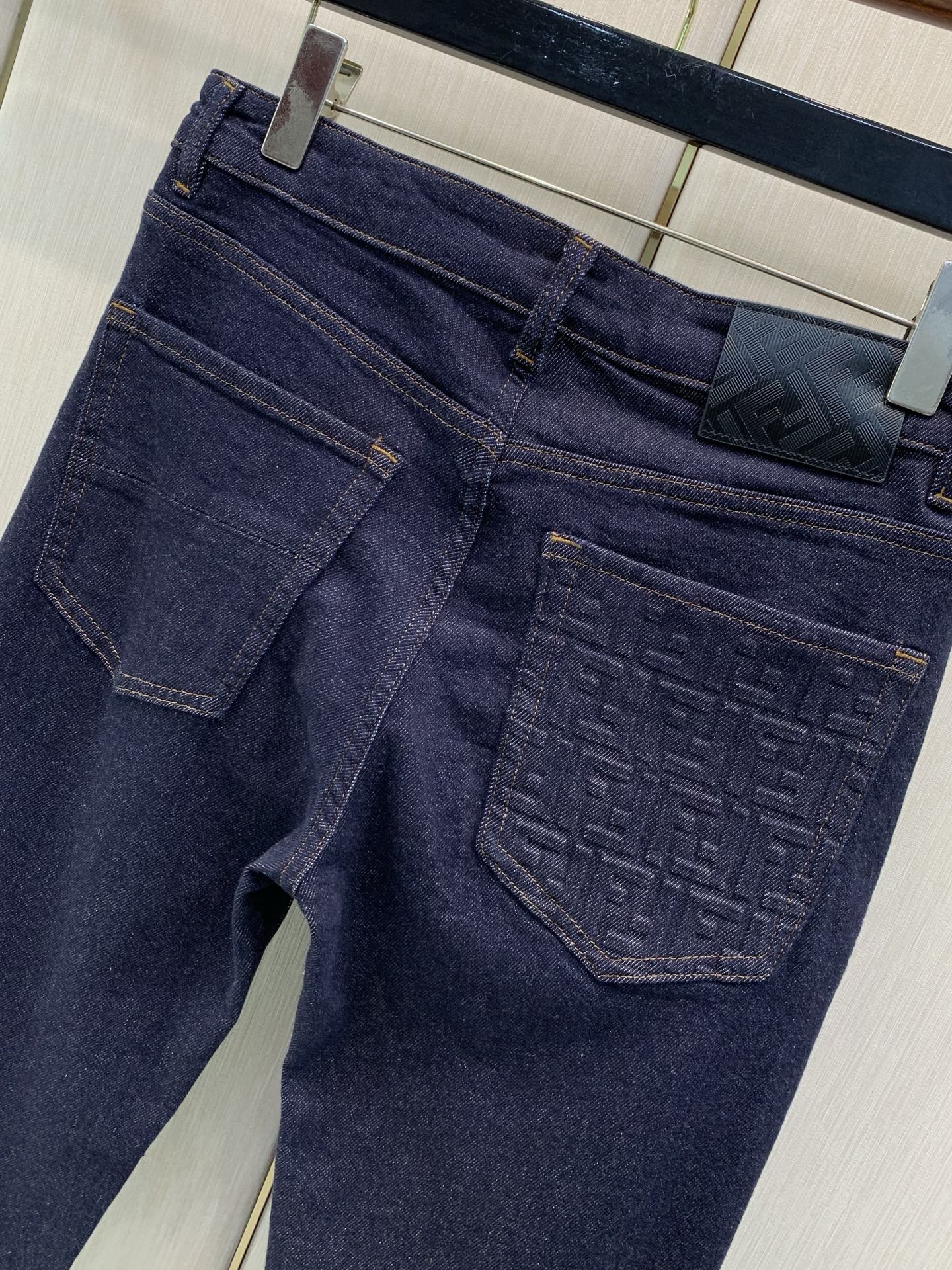 ,Fendi 芬迪,2026春秋最新品,专柜同步有售,原单狠货,时尚休闲水洗牛仔裤,进口原版水洗弹力面料,舒适有弹性,顶 ,Fendi 芬迪,2026春秋最新品,专柜同步有售,原单狠货,时尚休闲水洗牛仔裤,进口原版水洗弹力面料,舒适有弹性,顶