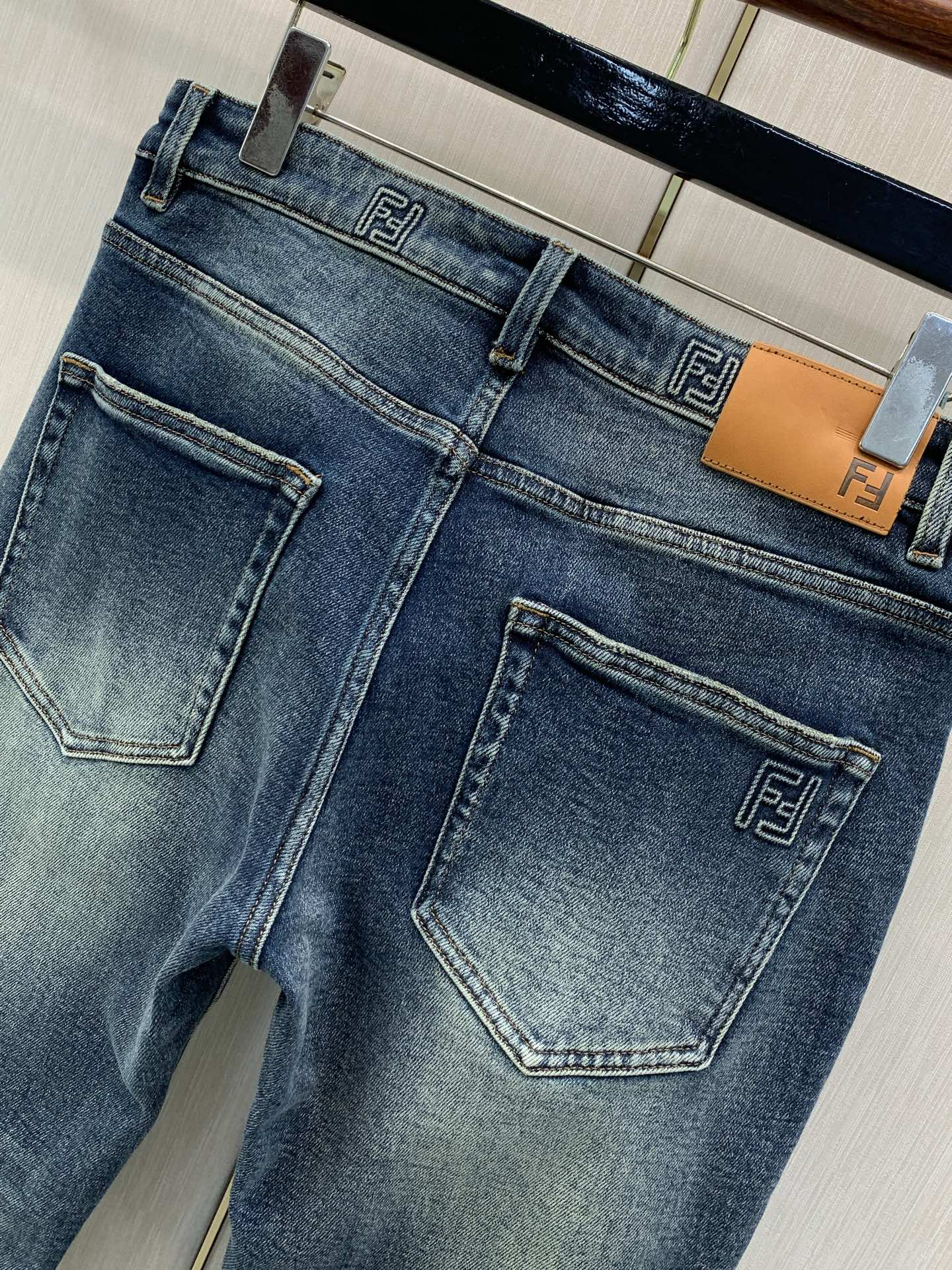 ，Fendi 芬迪，2026春秋最新品，专柜同步有售，原单狠货，时尚休闲水洗牛仔裤，进口原版水洗弹力面料，舒适有弹性，顶