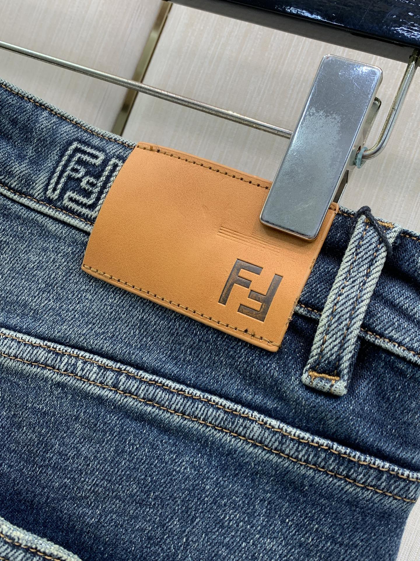 ，Fendi 芬迪，2026春秋最新品，专柜同步有售，原单狠货，时尚休闲水洗牛仔裤，进口原版水洗弹力面料，舒适有弹性，顶