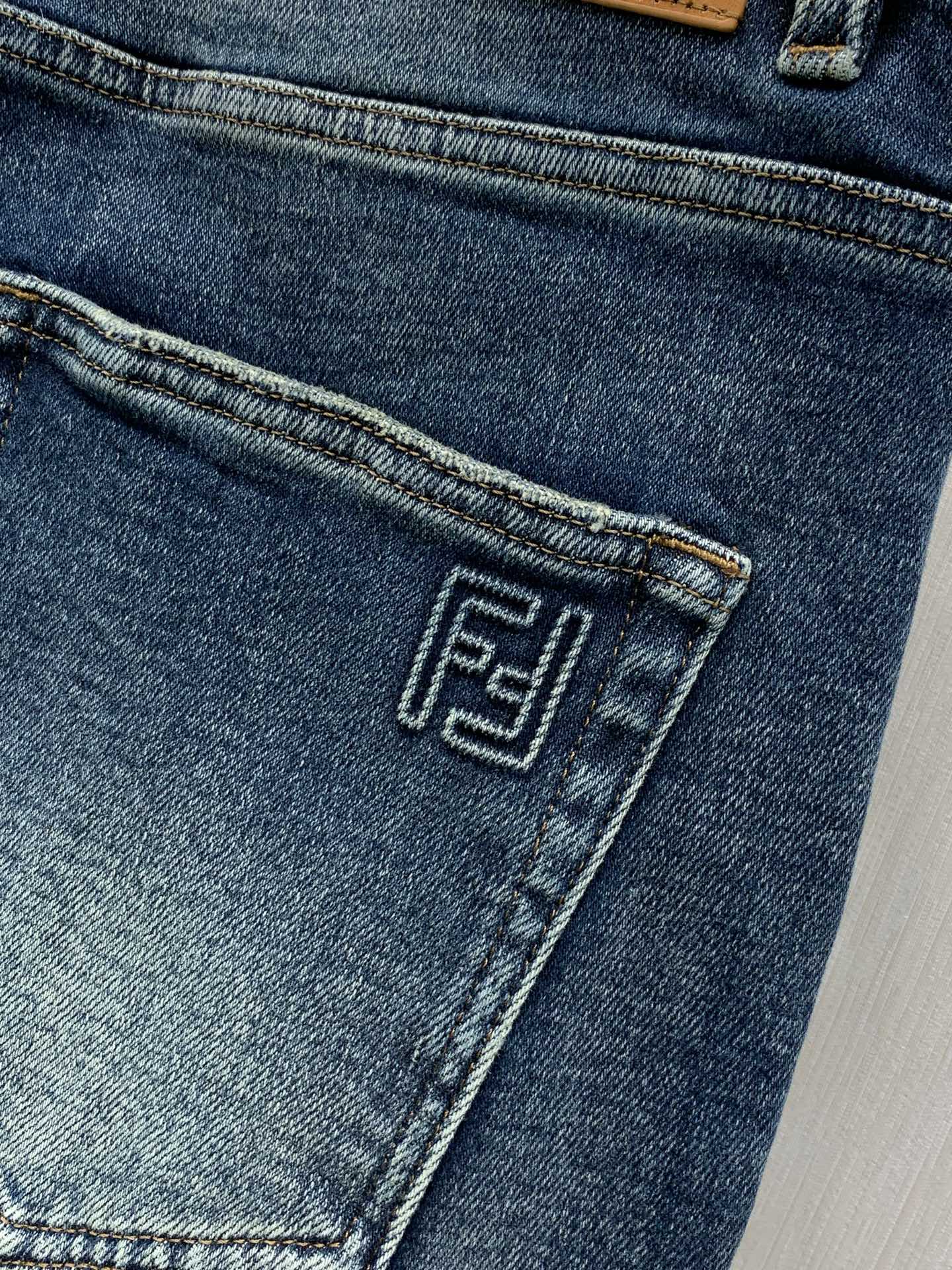 ，Fendi 芬迪，2026春秋最新品，专柜同步有售，原单狠货，时尚休闲水洗牛仔裤，进口原版水洗弹力面料，舒适有弹性，顶