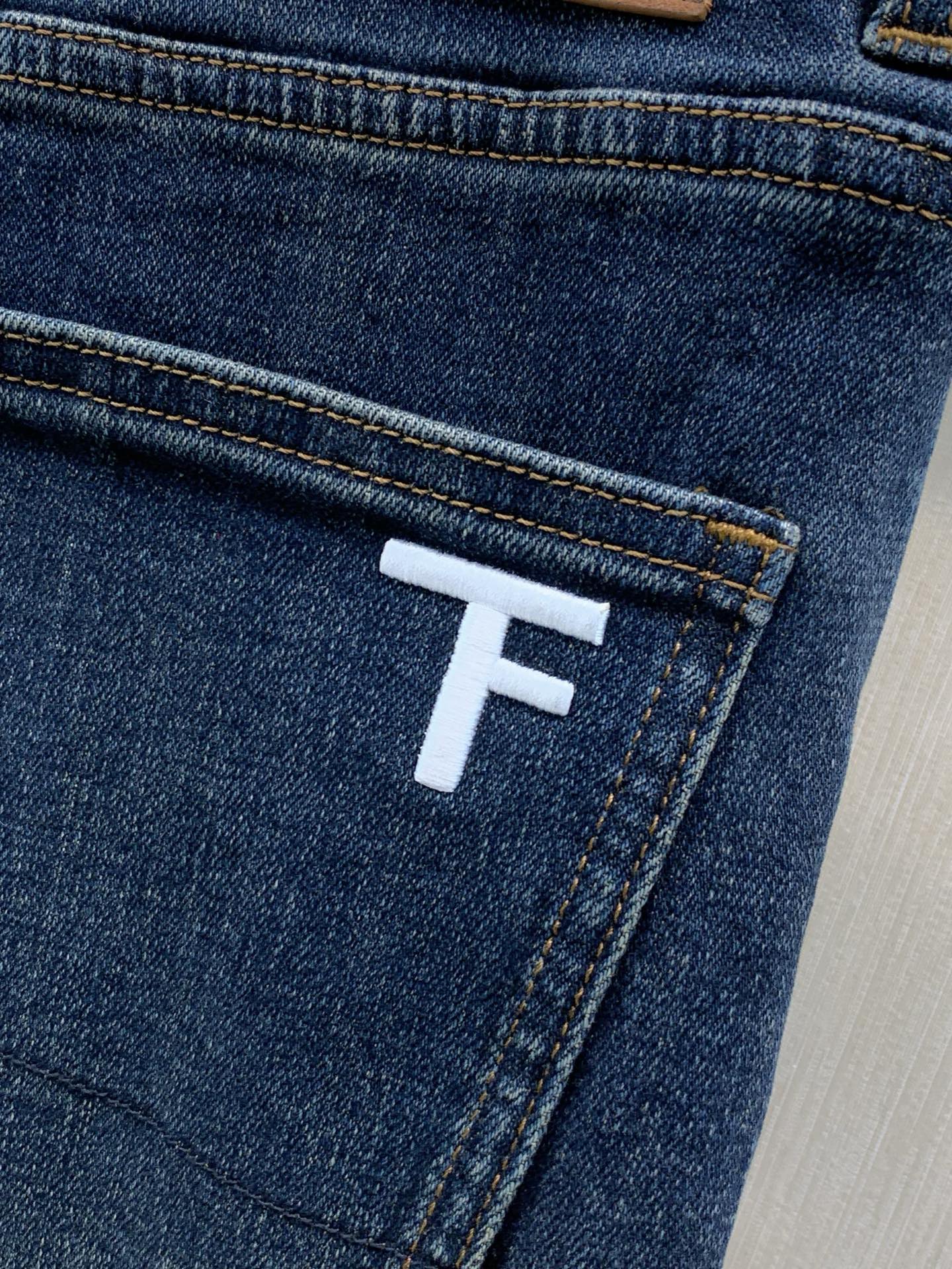 ，Tom Ford 汤姆·福特，2026春秋最新品，时尚休闲水洗牛仔裤，专柜同步有售，原单狠货，采用进口原版面料，舒适度