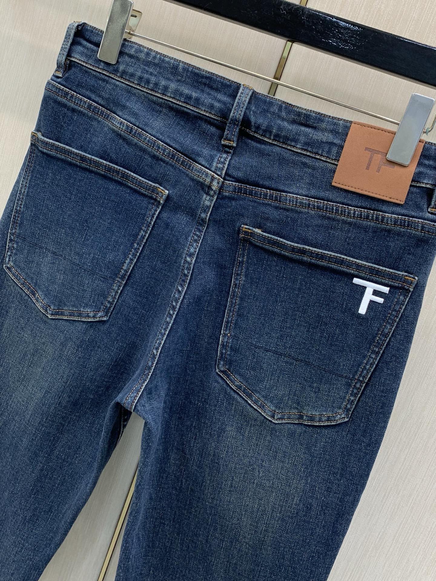 ，Tom Ford 汤姆·福特，2026春秋最新品，时尚休闲水洗牛仔裤，专柜同步有售，原单狠货，采用进口原版面料，舒适度
