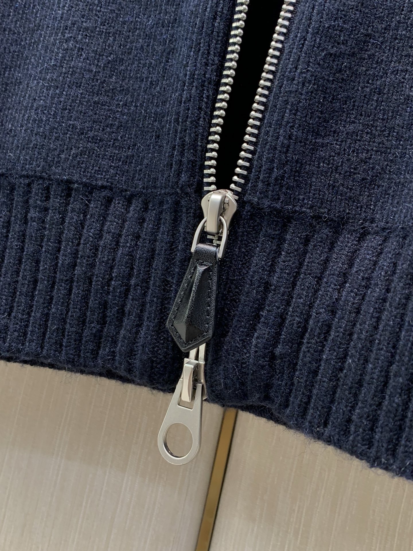 一套,BERLUTI 布鲁提,2026冬季最新品,时尚休闲针织套装,专柜同步有售,原单狠货,采用进口原版面料,舒适度极佳 一套,BERLUTI 布鲁提,2026冬季最新品,时尚休闲针织套装,专柜同步有售,原单狠货,采用进口原版面料,舒适度极佳