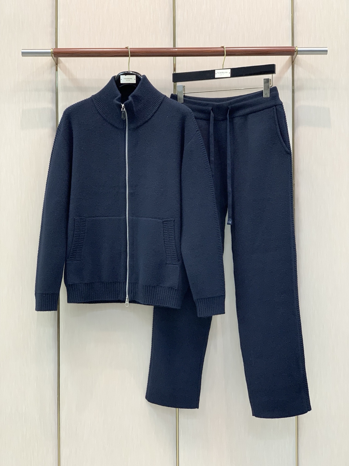 一套,BERLUTI 布鲁提,2026冬季最新品,时尚休闲针织套装,专柜同步有售,原单狠货,采用进口原版面料,舒适度极佳 一套,BERLUTI 布鲁提,2026冬季最新品,时尚休闲针织套装,专柜同步有售,原单狠货,采用进口原版面料,舒适度极佳