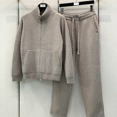 一套,BERLUTI 布鲁提,2026冬季最新品,时尚休闲针织套装,专柜同步有售,原单狠货,采用进口原版面料,舒适度极佳 一套,BERLUTI 布鲁提,2026冬季最新品,时尚休闲针织套装,专柜同步有售,原单狠货,采用进口原版面料,舒适度极佳