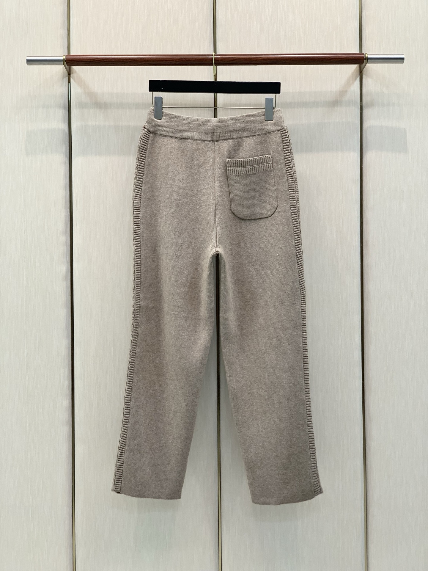 一套,BERLUTI 布鲁提,2026冬季最新品,时尚休闲针织套装,专柜同步有售,原单狠货,采用进口原版面料,舒适度极佳 一套,BERLUTI 布鲁提,2026冬季最新品,时尚休闲针织套装,专柜同步有售,原单狠货,采用进口原版面料,舒适度极佳