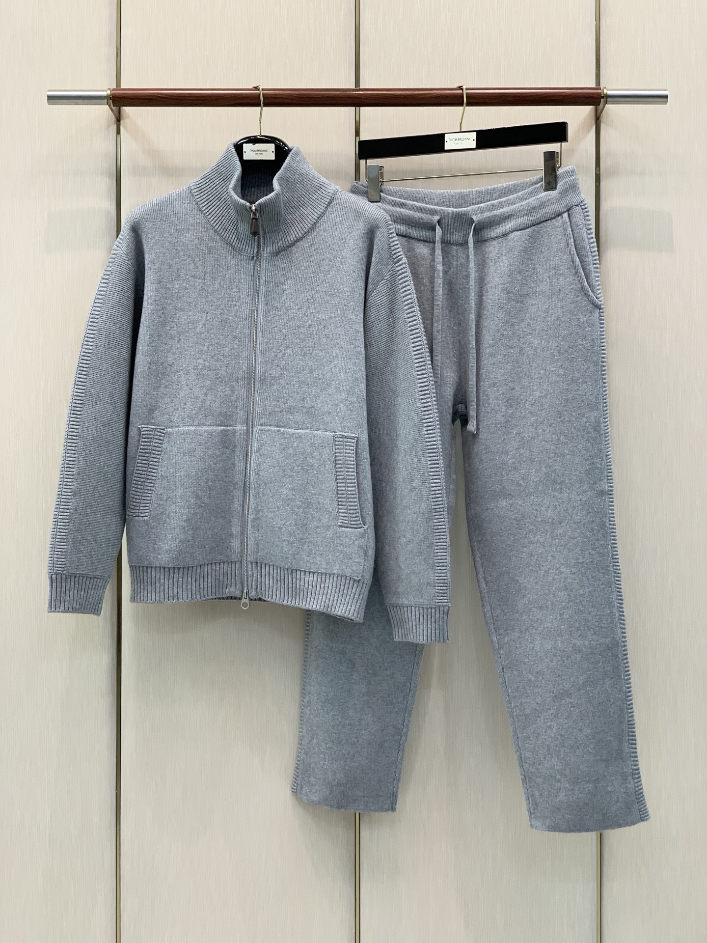 一套，BERLUTI 布鲁提，2026冬季最新品，时尚休闲针织套装，专柜同步有售，原单狠货，采用进口原版面料，舒适度极佳