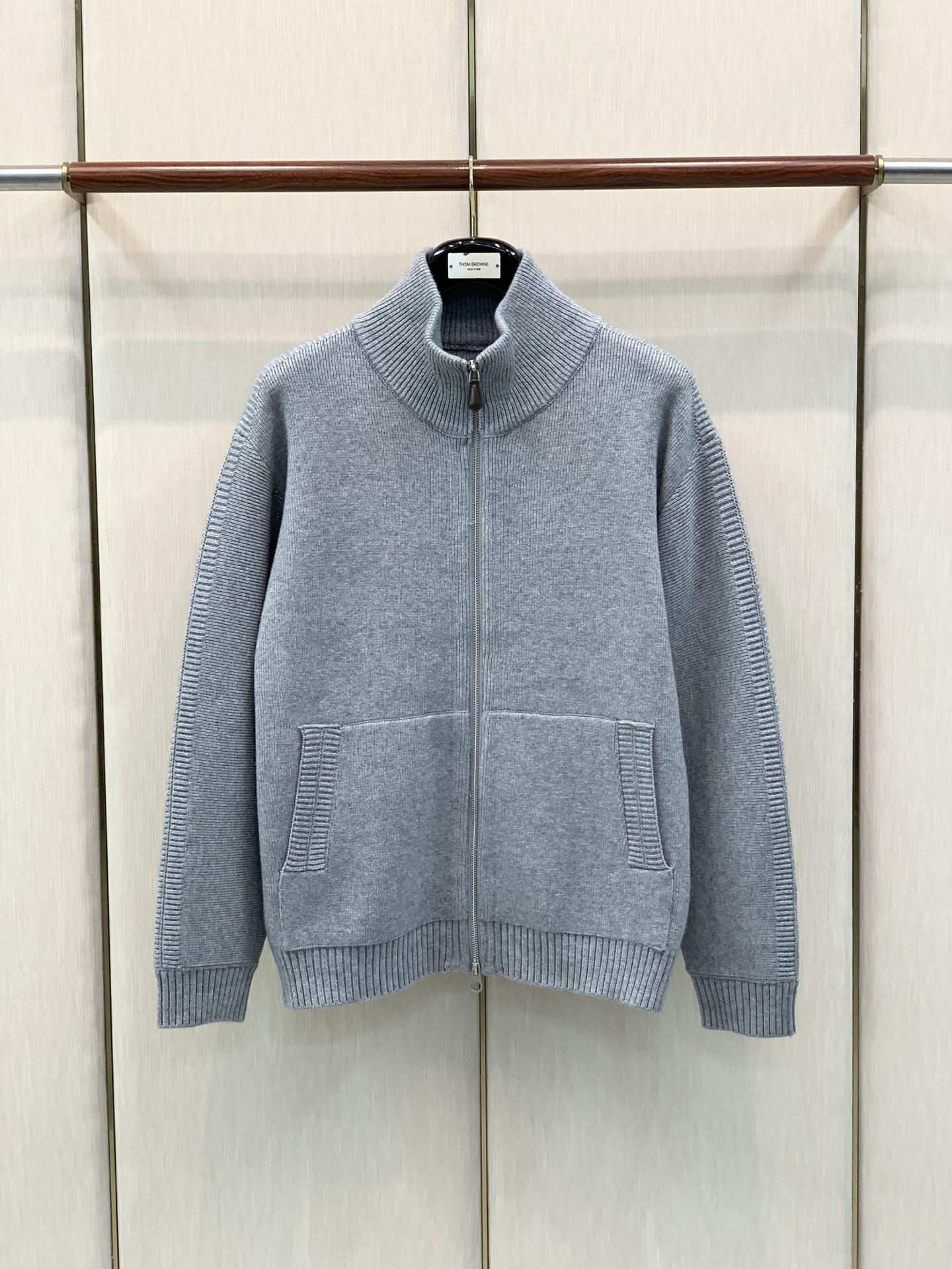 一套，BERLUTI 布鲁提，2026冬季最新品，时尚休闲针织套装，专柜同步有售，原单狠货，采用进口原版面料，舒适度极佳
