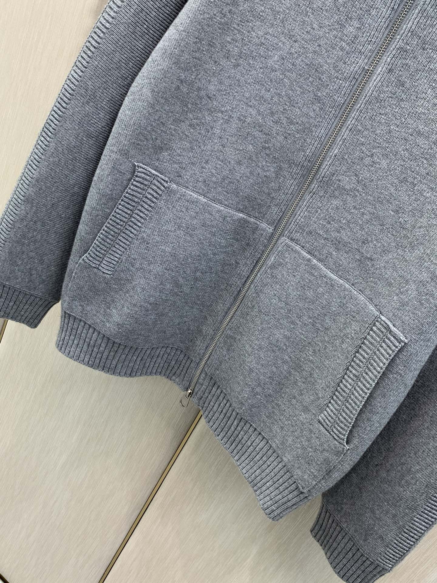 一套，BERLUTI 布鲁提，2026冬季最新品，时尚休闲针织套装，专柜同步有售，原单狠货，采用进口原版面料，舒适度极佳