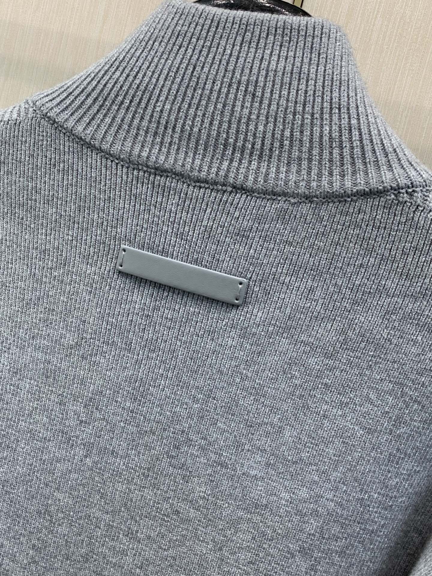 一套，BERLUTI 布鲁提，2026冬季最新品，时尚休闲针织套装，专柜同步有售，原单狠货，采用进口原版面料，舒适度极佳