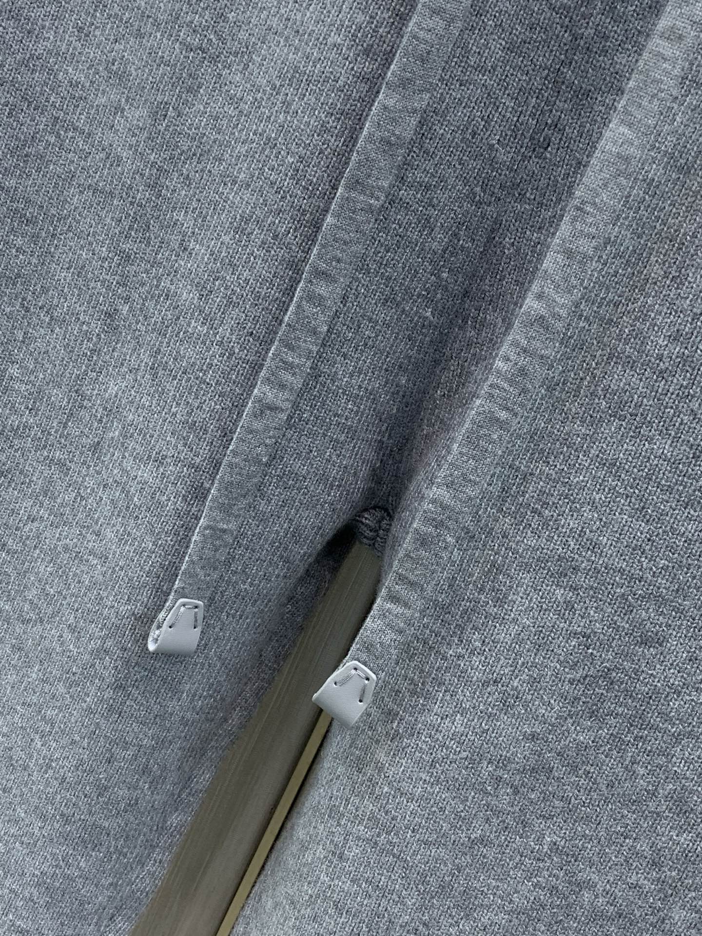 一套，BERLUTI 布鲁提，2026冬季最新品，时尚休闲针织套装，专柜同步有售，原单狠货，采用进口原版面料，舒适度极佳