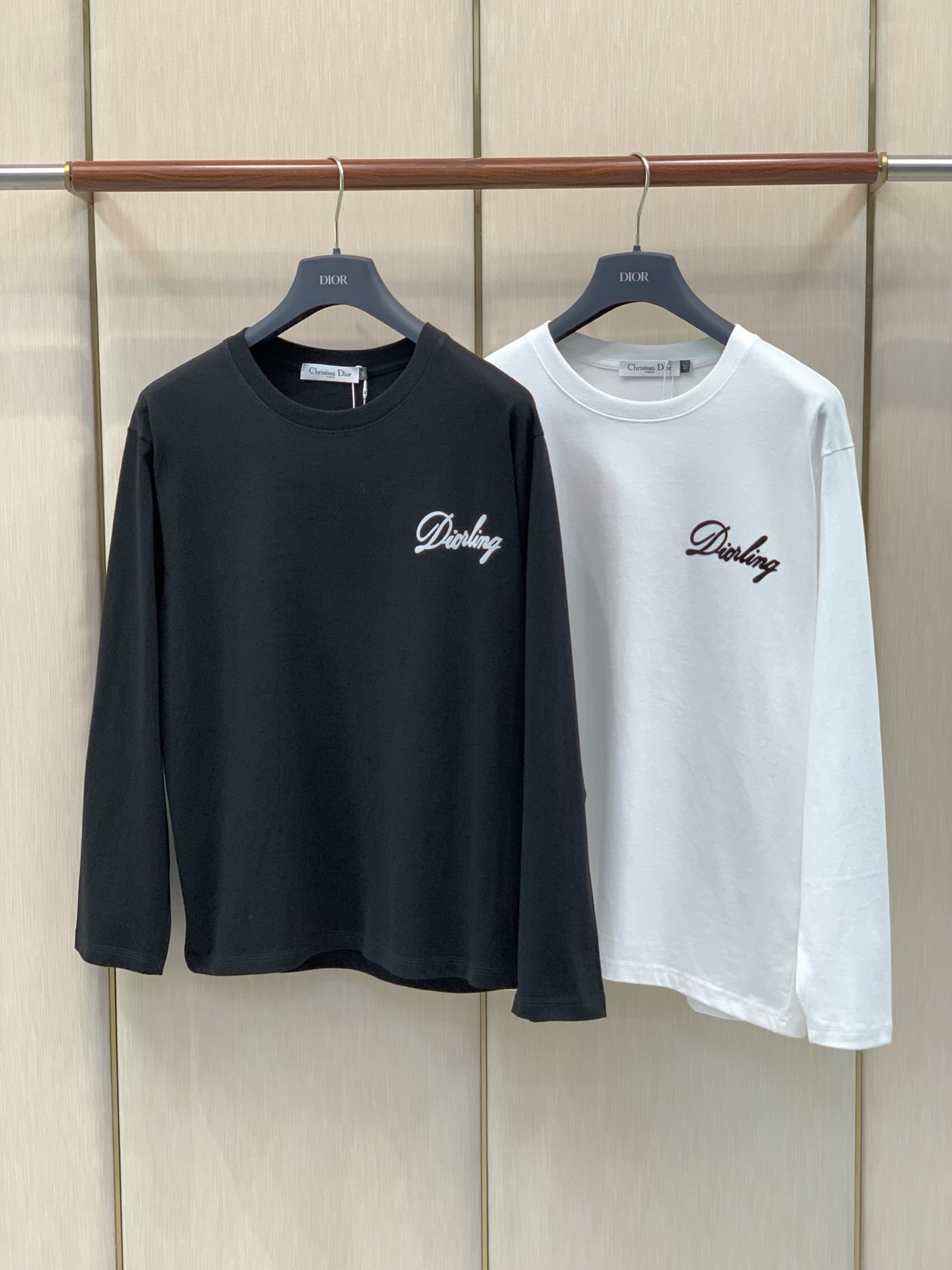 ,Dior 迪奥, 2026早秋新品,专柜同步有售,简约时尚休闲圆领长袖T恤,原版进口面料,舒适透气,顶级印花工艺字母图 ,Dior 迪奥, 2026早秋新品,专柜同步有售,简约时尚休闲圆领长袖T恤,原版进口面料,舒适透气,顶级印花工艺字母图
