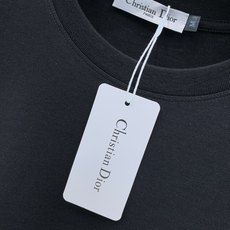 ,Dior 迪奥, 2026早秋新品,专柜同步有售,简约时尚休闲圆领长袖T恤,原版进口面料,舒适透气,顶级印花工艺字母图 ,Dior 迪奥, 2026早秋新品,专柜同步有售,简约时尚休闲圆领长袖T恤,原版进口面料,舒适透气,顶级印花工艺字母图