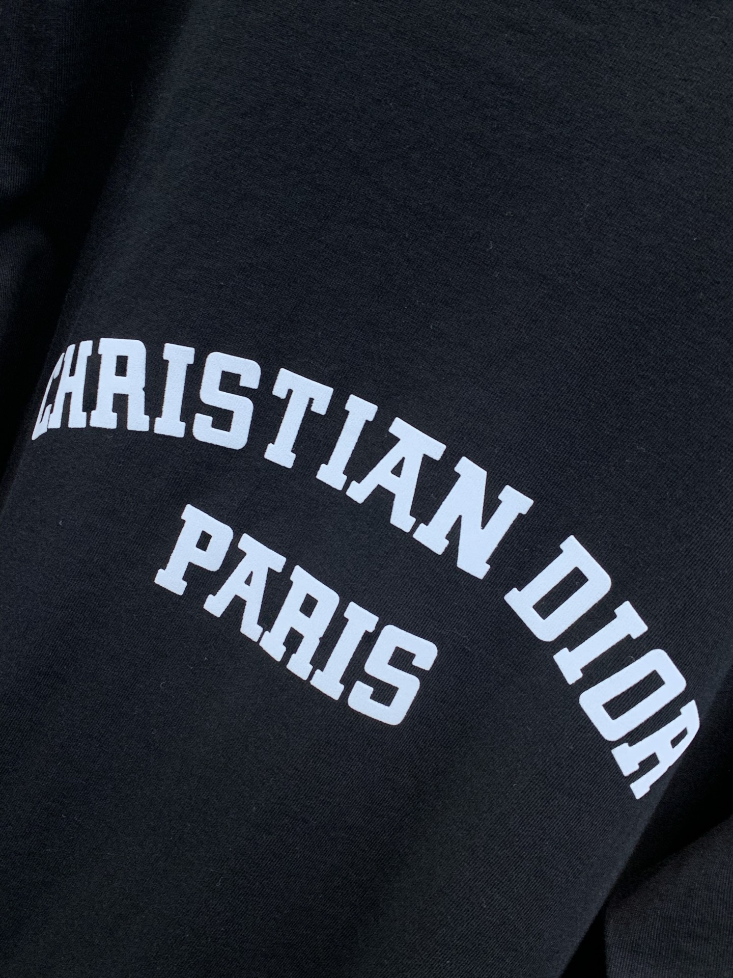 ,Dior 迪奥, 2026早秋新品,专柜同步有售,简约时尚休闲圆领长袖T恤,原版进口面料,舒适透气,顶级印花工艺字母图 ,Dior 迪奥, 2026早秋新品,专柜同步有售,简约时尚休闲圆领长袖T恤,原版进口面料,舒适透气,顶级印花工艺字母图