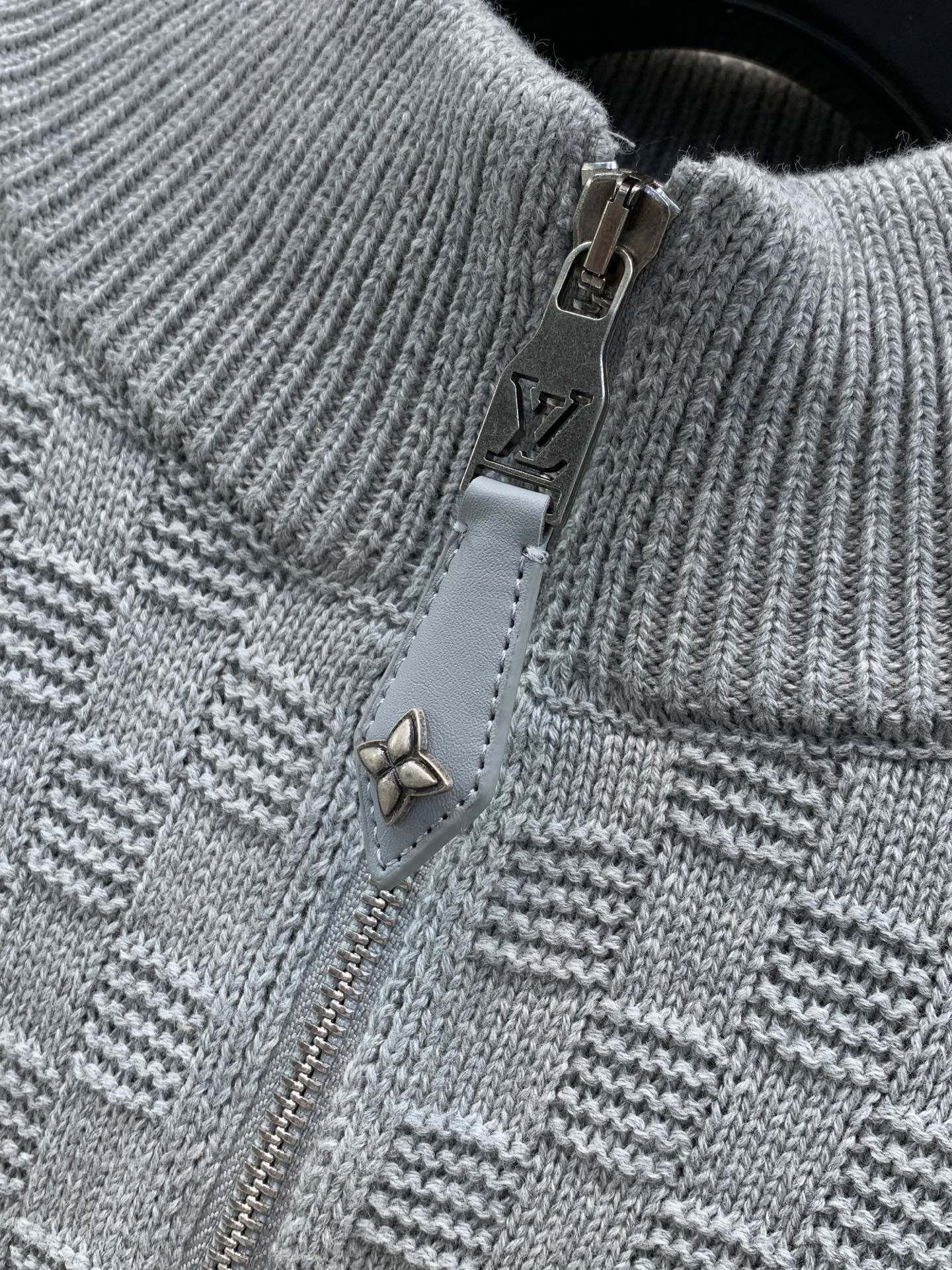 ，LouisVuitton 路易威登，2026冬季最新款，专柜同步有售，原单狠货，时尚休闲半高领针织毛衣，上身很有特点！