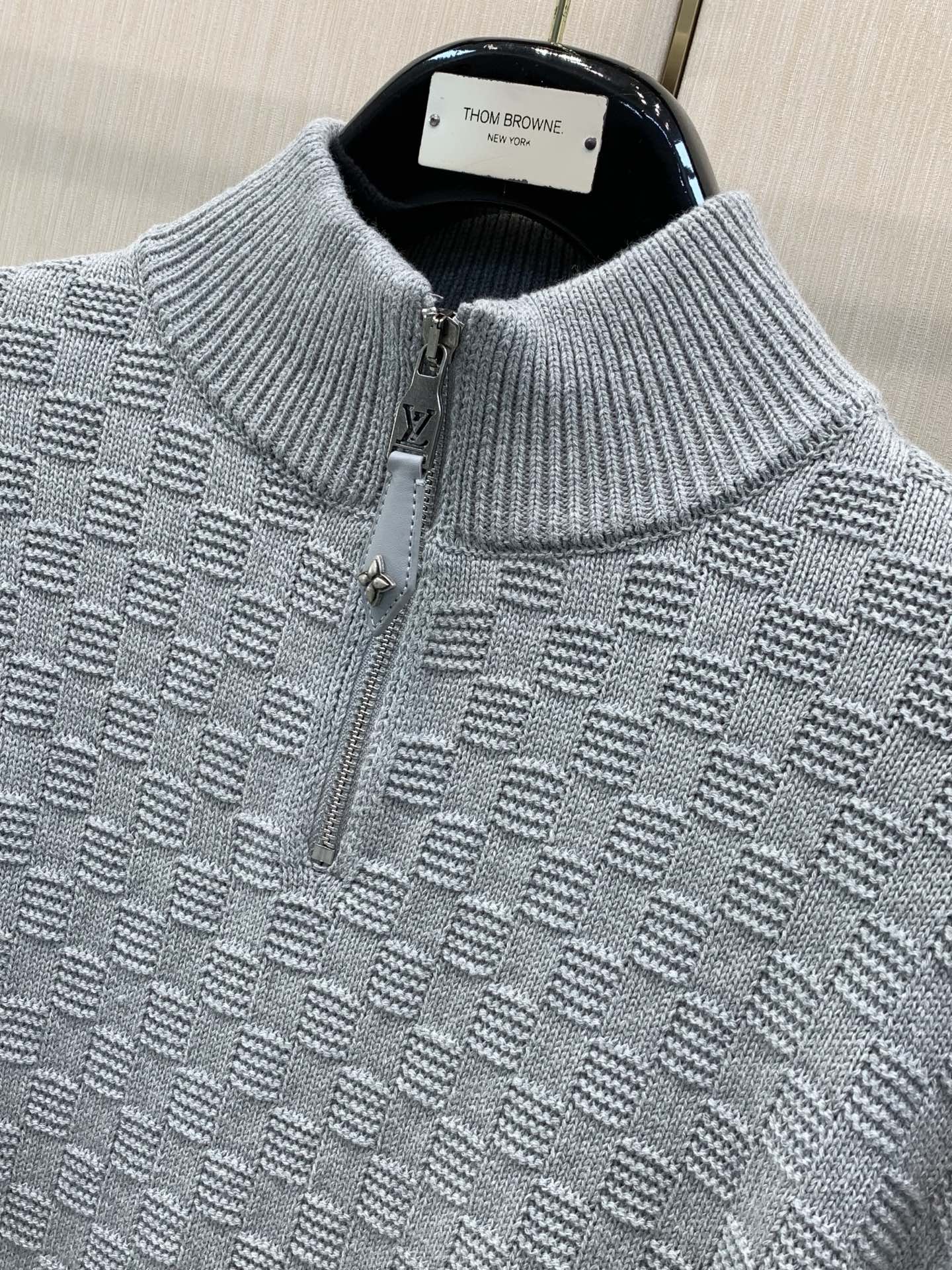 ，LouisVuitton 路易威登，2026冬季最新款，专柜同步有售，原单狠货，时尚休闲半高领针织毛衣，上身很有特点！