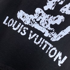 ,LouisVuitton 路易威登,2026早秋最新款,专柜同步有售,原单狠货,时尚休闲圆领长袖T恤,上身很有特点!吸 ,LouisVuitton 路易威登,2026早秋最新款,专柜同步有售,原单狠货,时尚休闲圆领长袖T恤,上身很有特点!吸