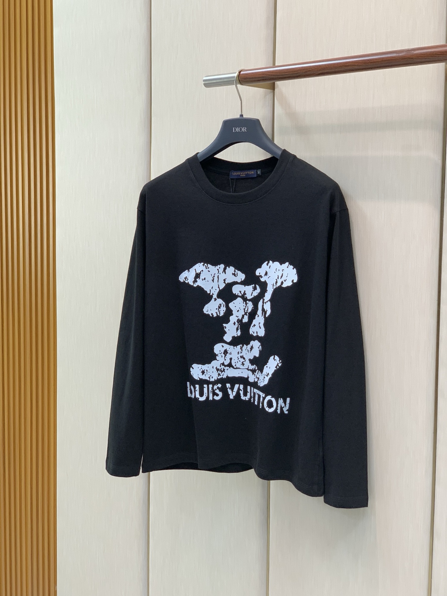 ，LouisVuitton 路易威登，2026早秋最新款，专柜同步有售，原单狠货，时尚休闲圆领长袖T恤，上身很有特点！吸