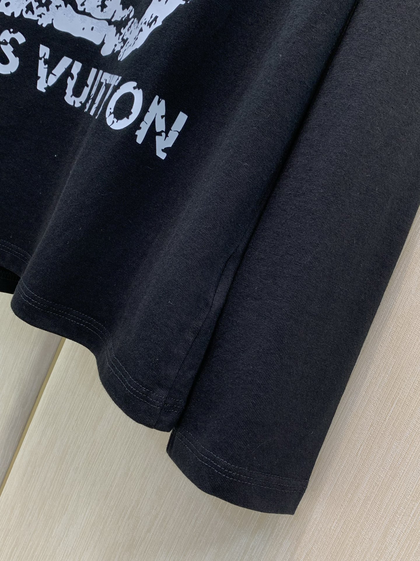 ,LouisVuitton 路易威登,2026早秋最新款,专柜同步有售,原单狠货,时尚休闲圆领长袖T恤,上身很有特点!吸 ,LouisVuitton 路易威登,2026早秋最新款,专柜同步有售,原单狠货,时尚休闲圆领长袖T恤,上身很有特点!吸