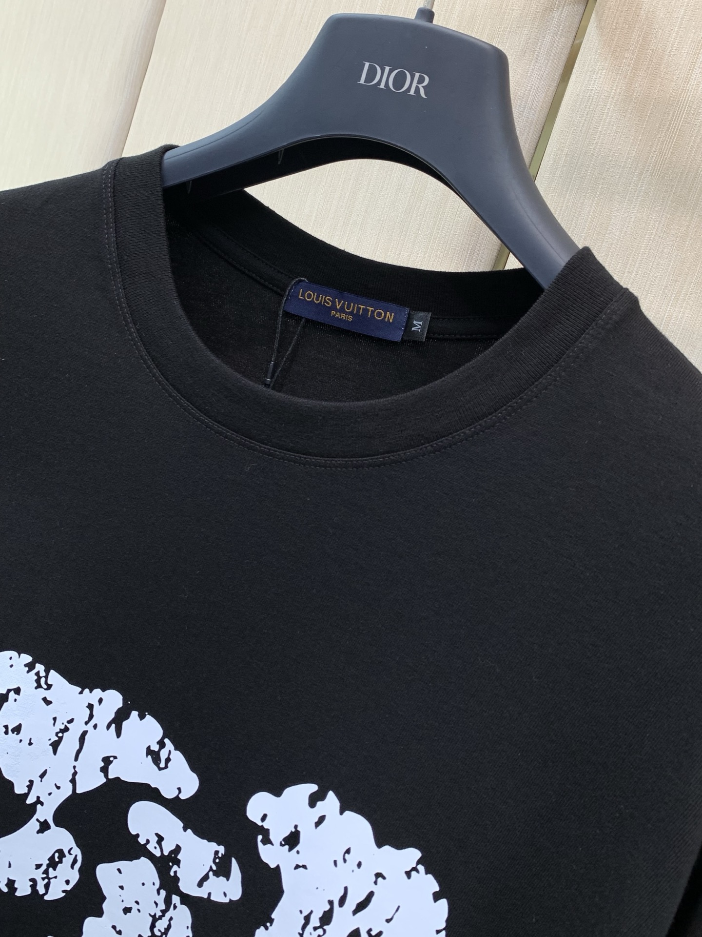 ,LouisVuitton 路易威登,2026早秋最新款,专柜同步有售,原单狠货,时尚休闲圆领长袖T恤,上身很有特点!吸 ,LouisVuitton 路易威登,2026早秋最新款,专柜同步有售,原单狠货,时尚休闲圆领长袖T恤,上身很有特点!吸