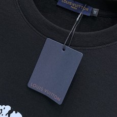 ,LouisVuitton 路易威登,2026早秋最新款,专柜同步有售,原单狠货,时尚休闲圆领长袖T恤,上身很有特点!吸 ,LouisVuitton 路易威登,2026早秋最新款,专柜同步有售,原单狠货,时尚休闲圆领长袖T恤,上身很有特点!吸
