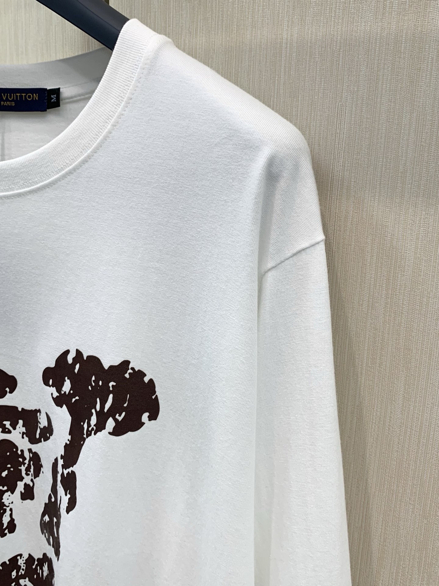 ，LouisVuitton 路易威登，2026早秋最新款，专柜同步有售，原单狠货，时尚休闲圆领长袖T恤，上身很有特点！吸