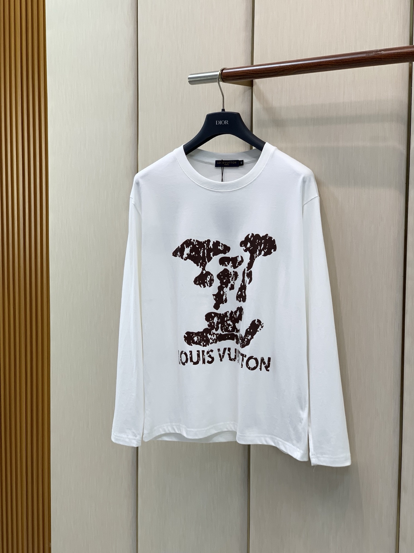 ，LouisVuitton 路易威登，2026早秋最新款，专柜同步有售，原单狠货，时尚休闲圆领长袖T恤，上身很有特点！吸
