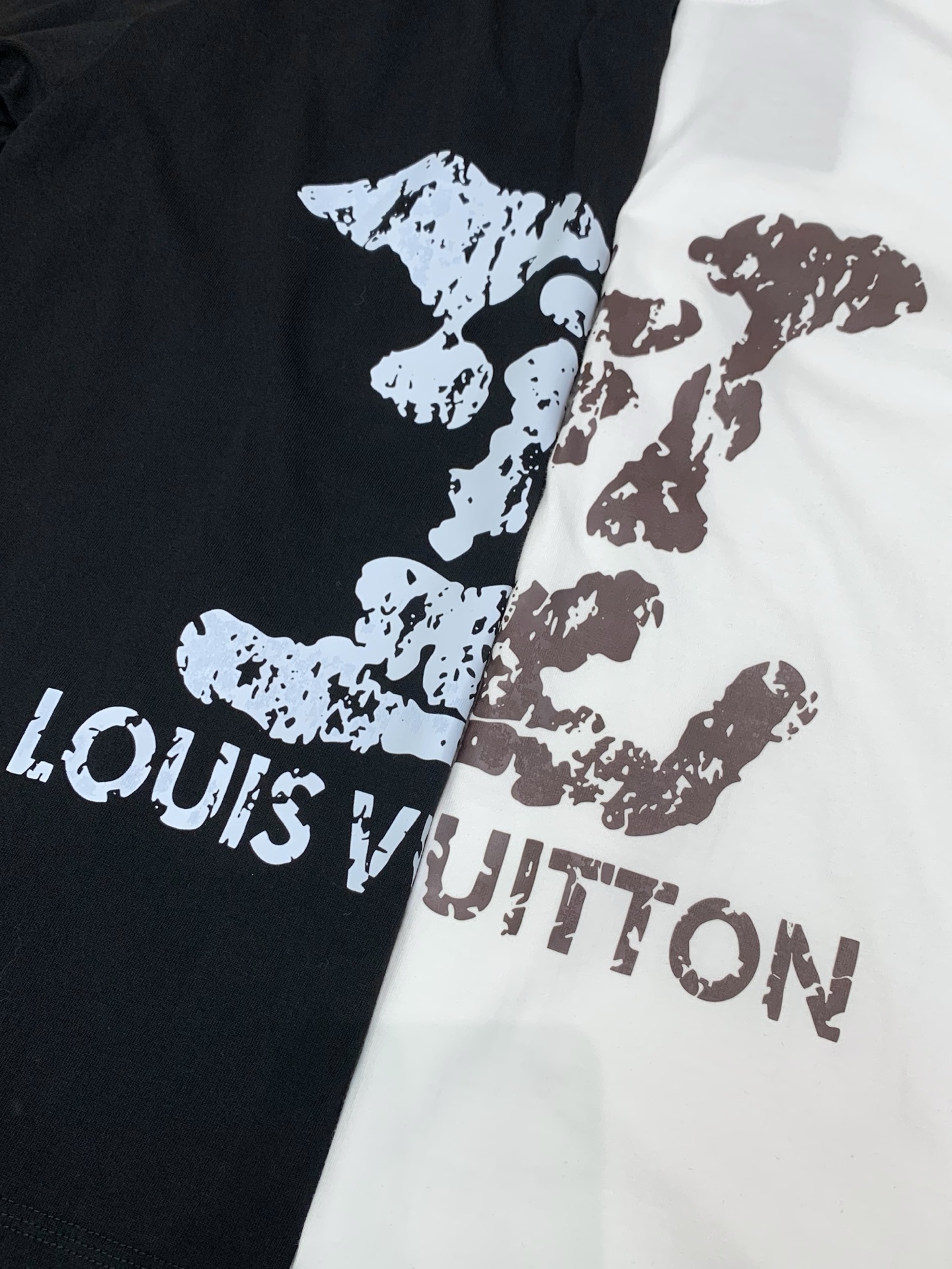 ，LouisVuitton 路易威登，2026早秋最新款，专柜同步有售，原单狠货，时尚休闲圆领长袖T恤，上身很有特点！吸