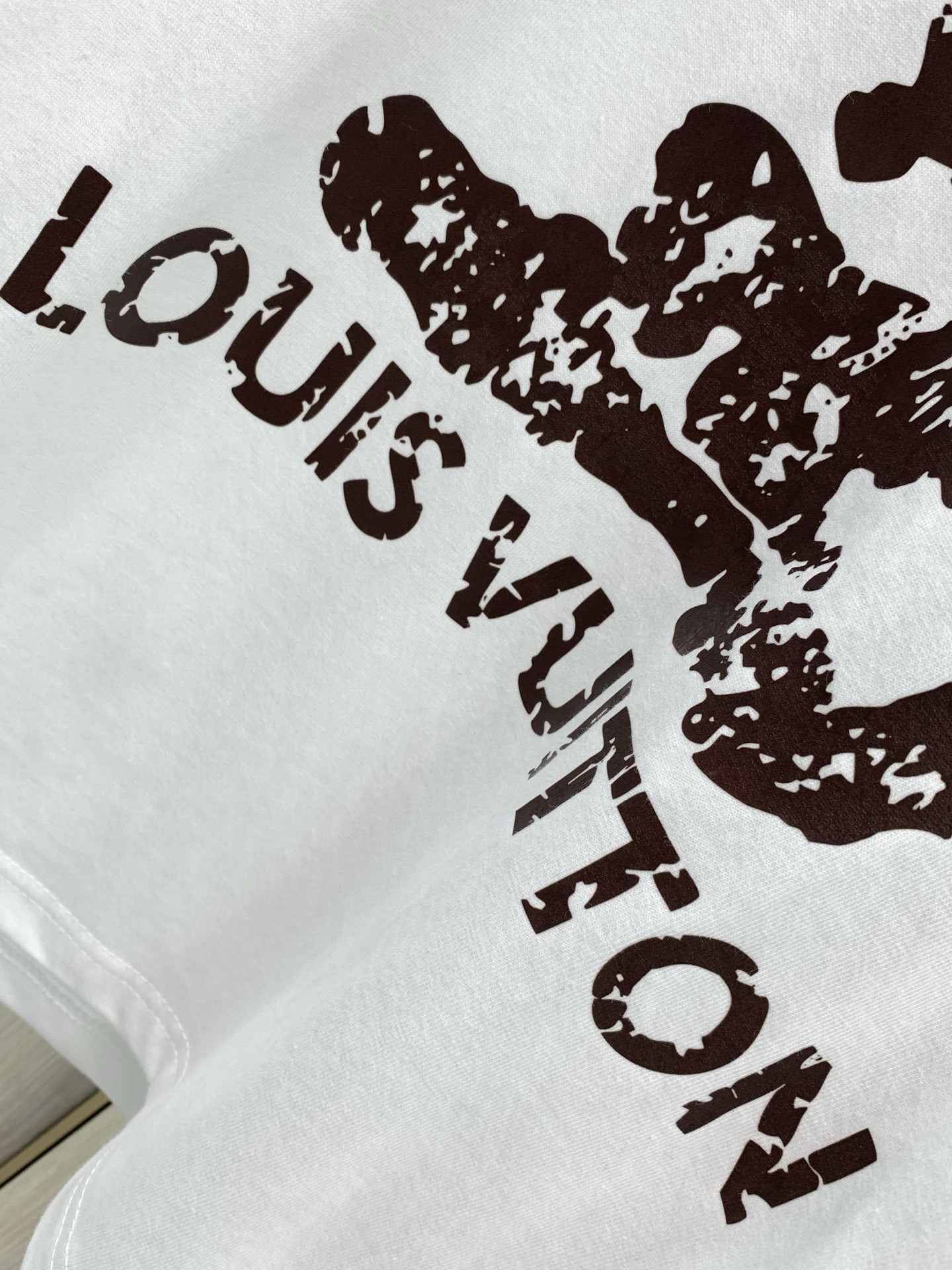 ，LouisVuitton 路易威登，2026早秋最新款，专柜同步有售，原单狠货，时尚休闲圆领长袖T恤，上身很有特点！吸