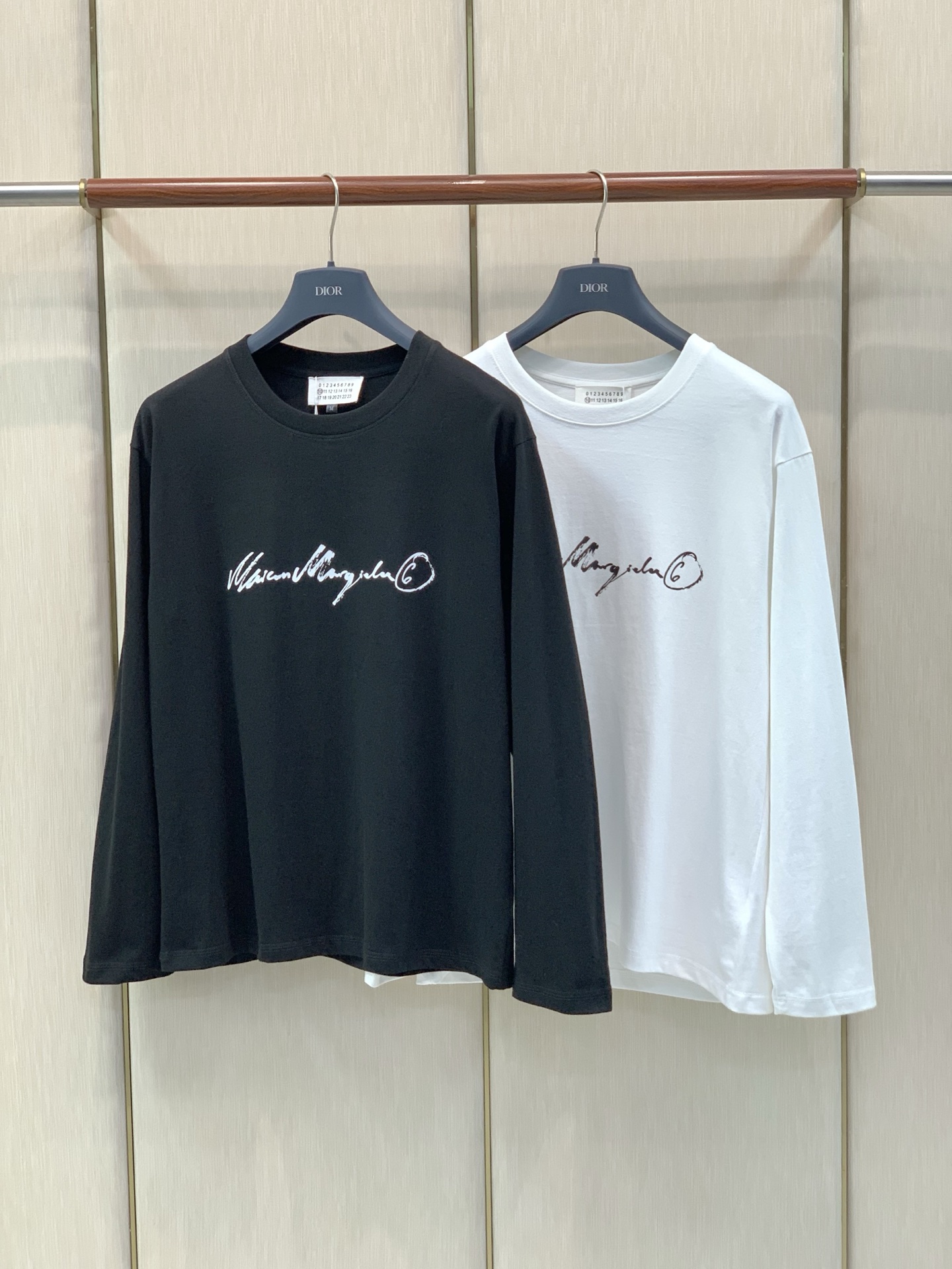 ，Maison Margiela马吉拉，2026早秋最新品，专柜同步有售，原单狠货，时尚休闲圆领长袖T恤，上身舒适！吸睛