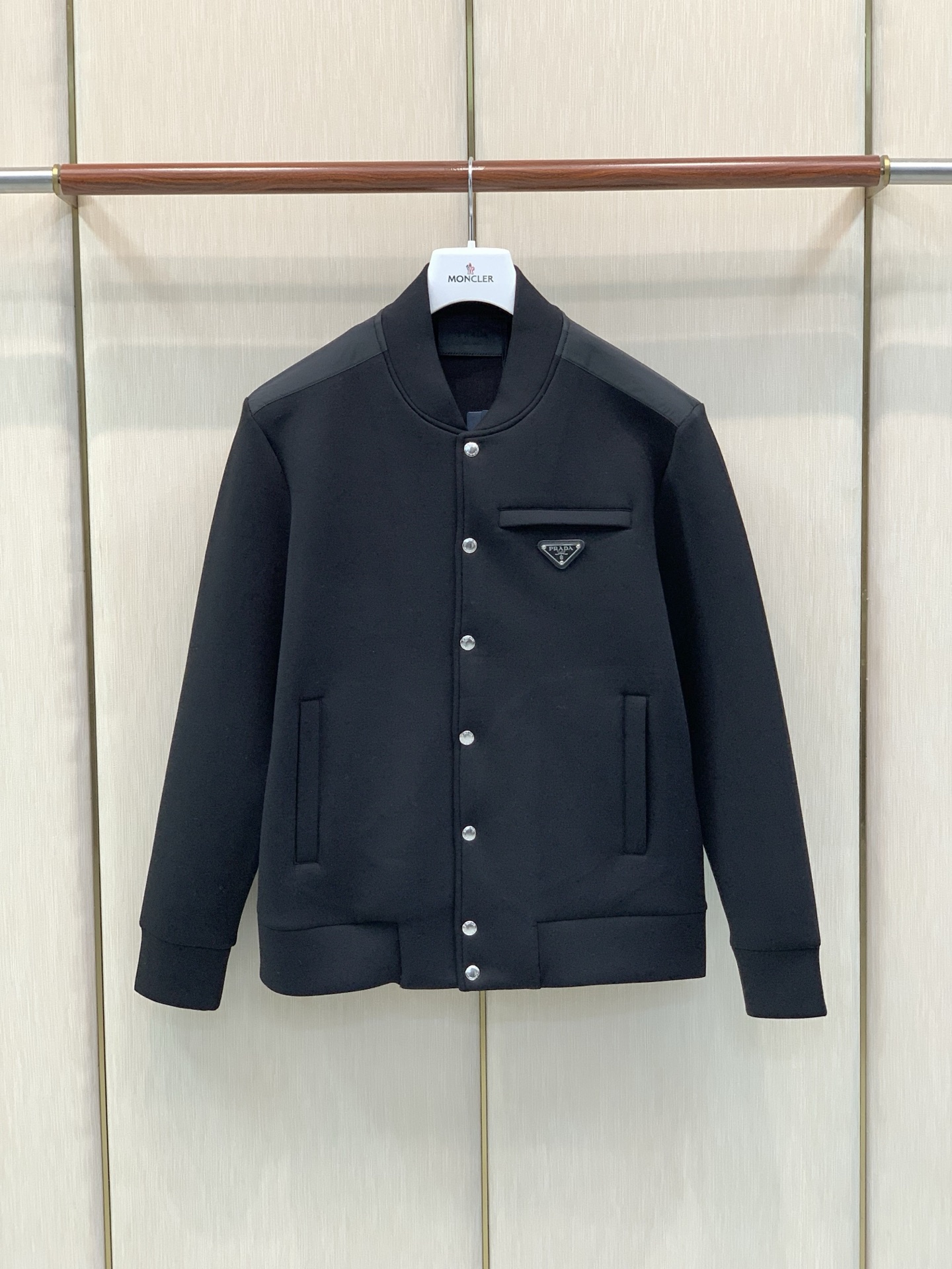 ，PRADA 普拉达，2026秋季最新品，专柜同步有售，时尚休闲夹克外套，进口原版面料，做工极为复杂，唯一可以做代购级别