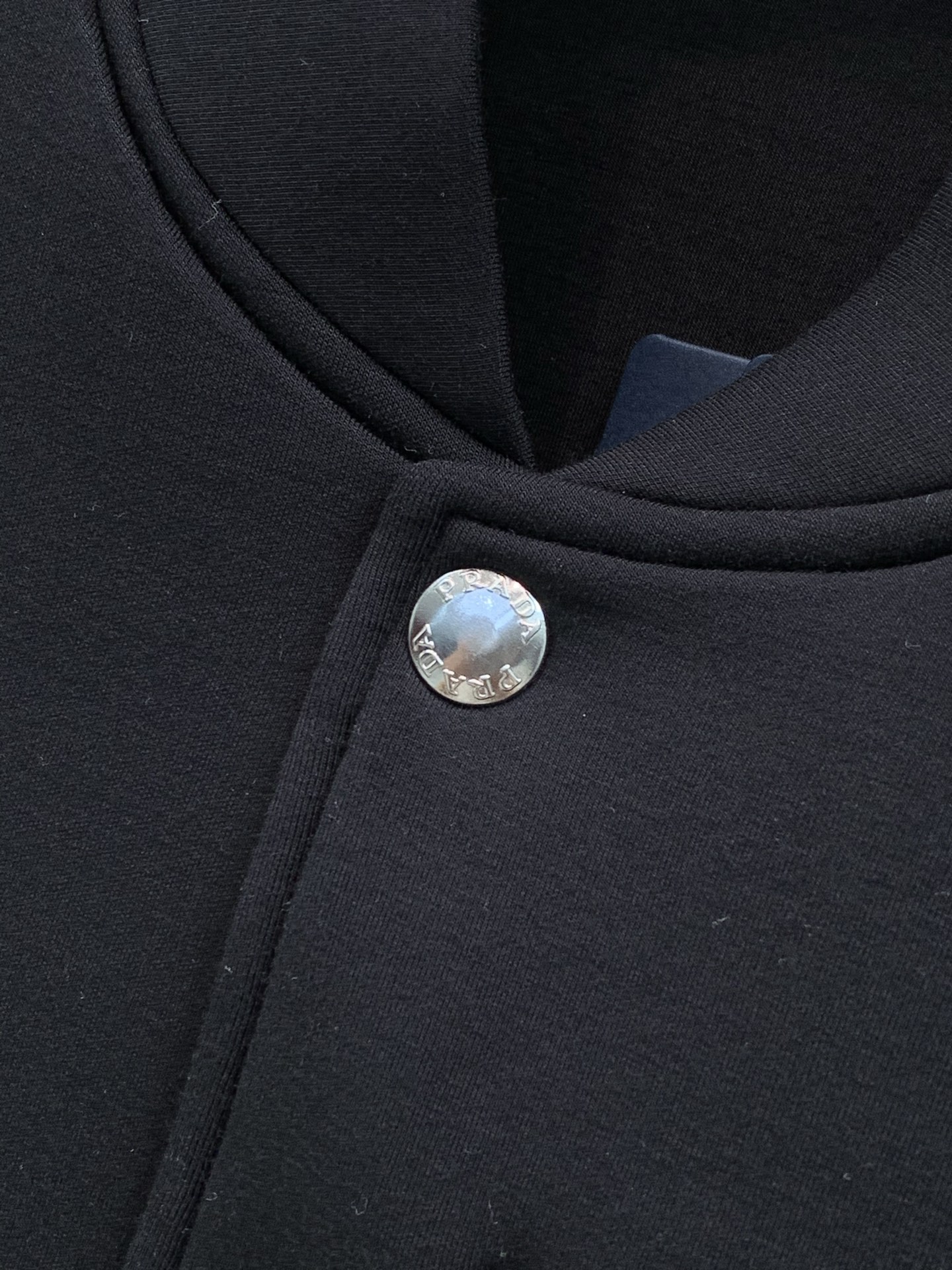 ，PRADA 普拉达，2026秋季最新品，专柜同步有售，时尚休闲夹克外套，进口原版面料，做工极为复杂，唯一可以做代购级别