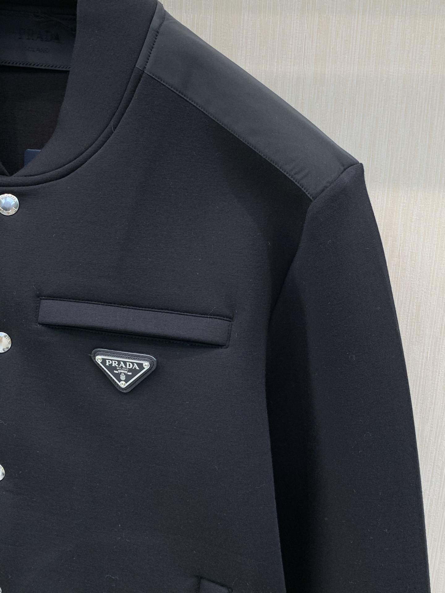 ，PRADA 普拉达，2026秋季最新品，专柜同步有售，时尚休闲夹克外套，进口原版面料，做工极为复杂，唯一可以做代购级别
