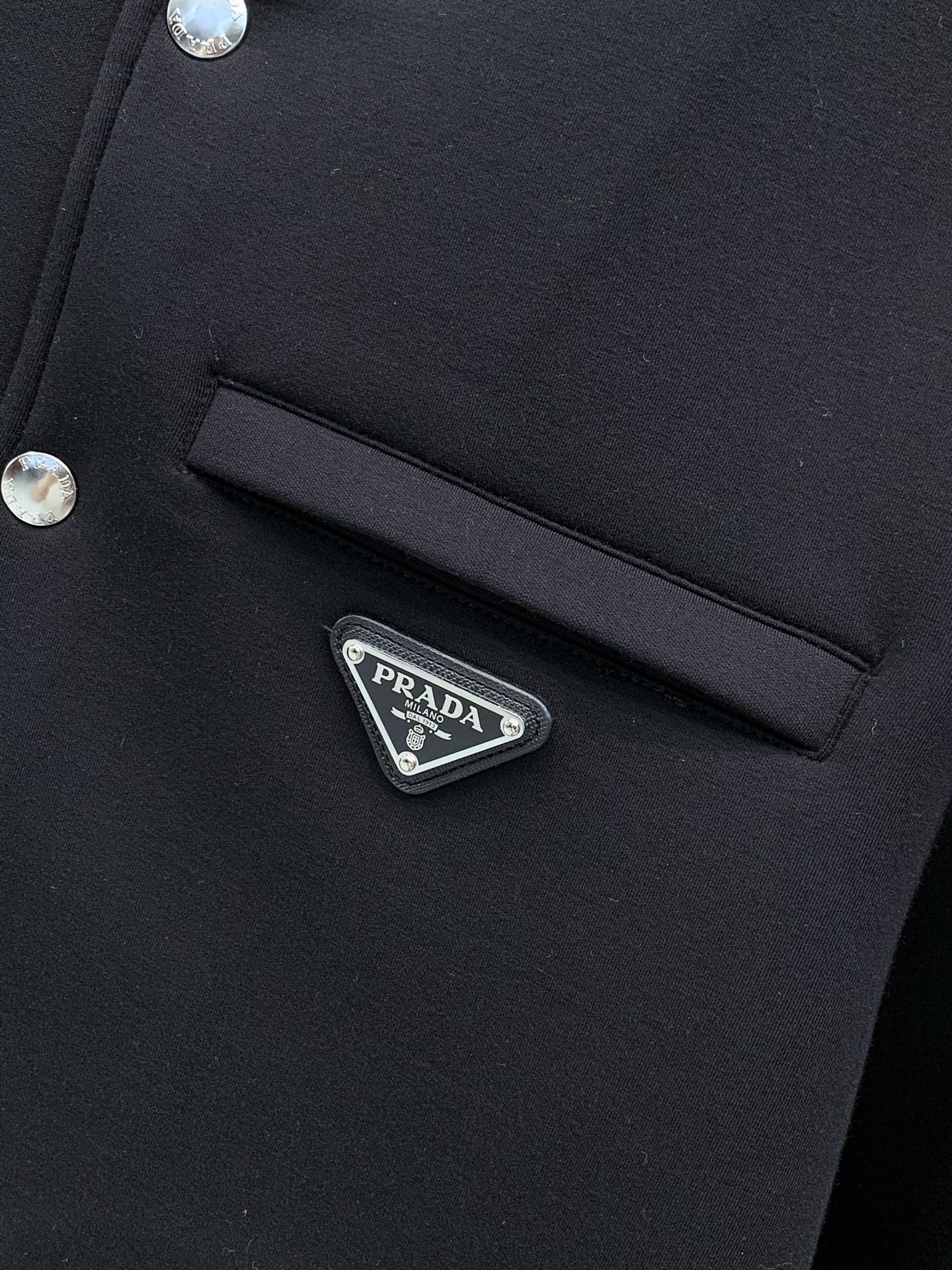 ，PRADA 普拉达，2026秋季最新品，专柜同步有售，时尚休闲夹克外套，进口原版面料，做工极为复杂，唯一可以做代购级别