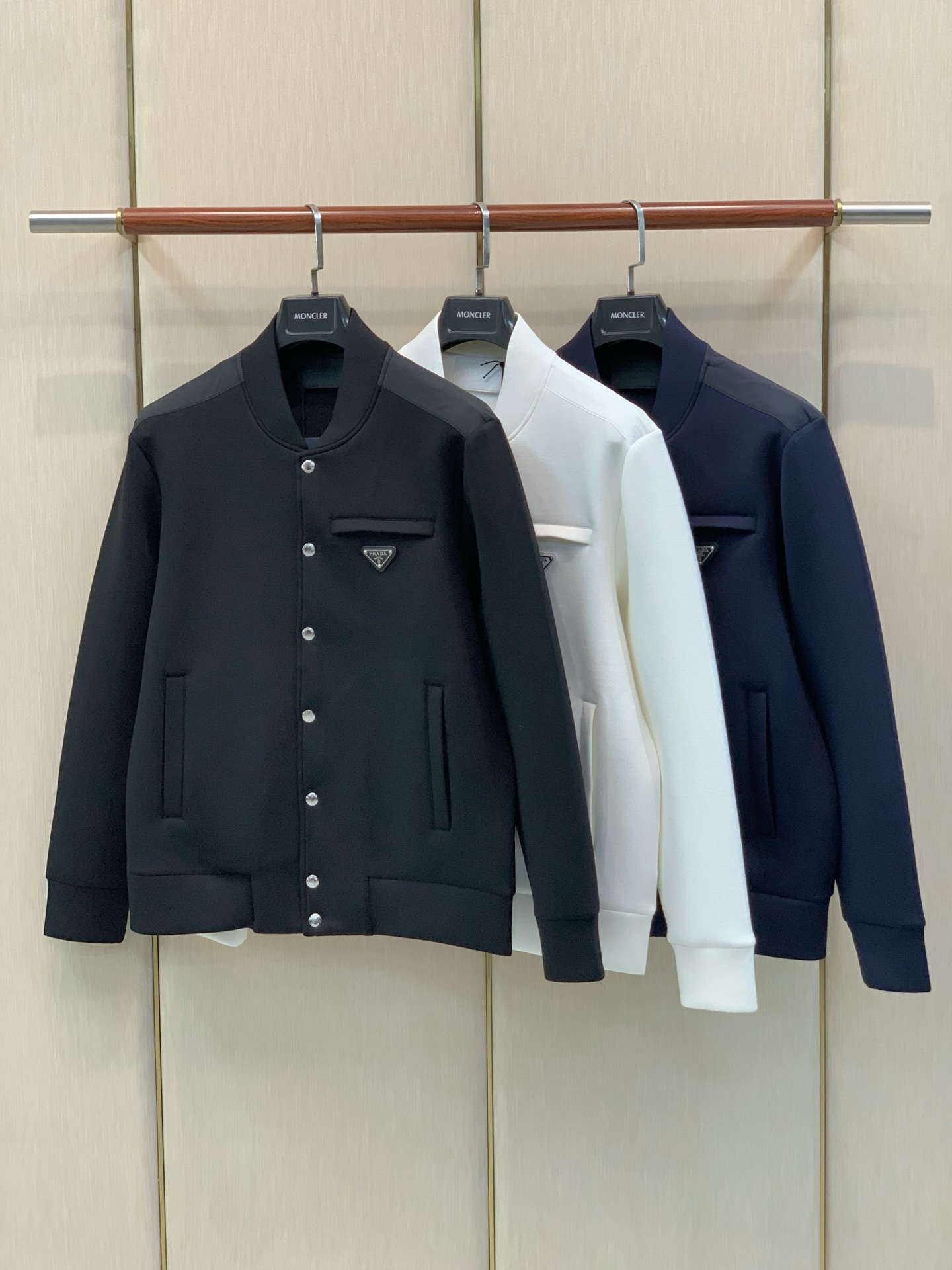 ，PRADA 普拉达，2026秋季最新品，专柜同步有售，时尚休闲夹克外套，进口原版面料，做工极为复杂，唯一可以做代购级别