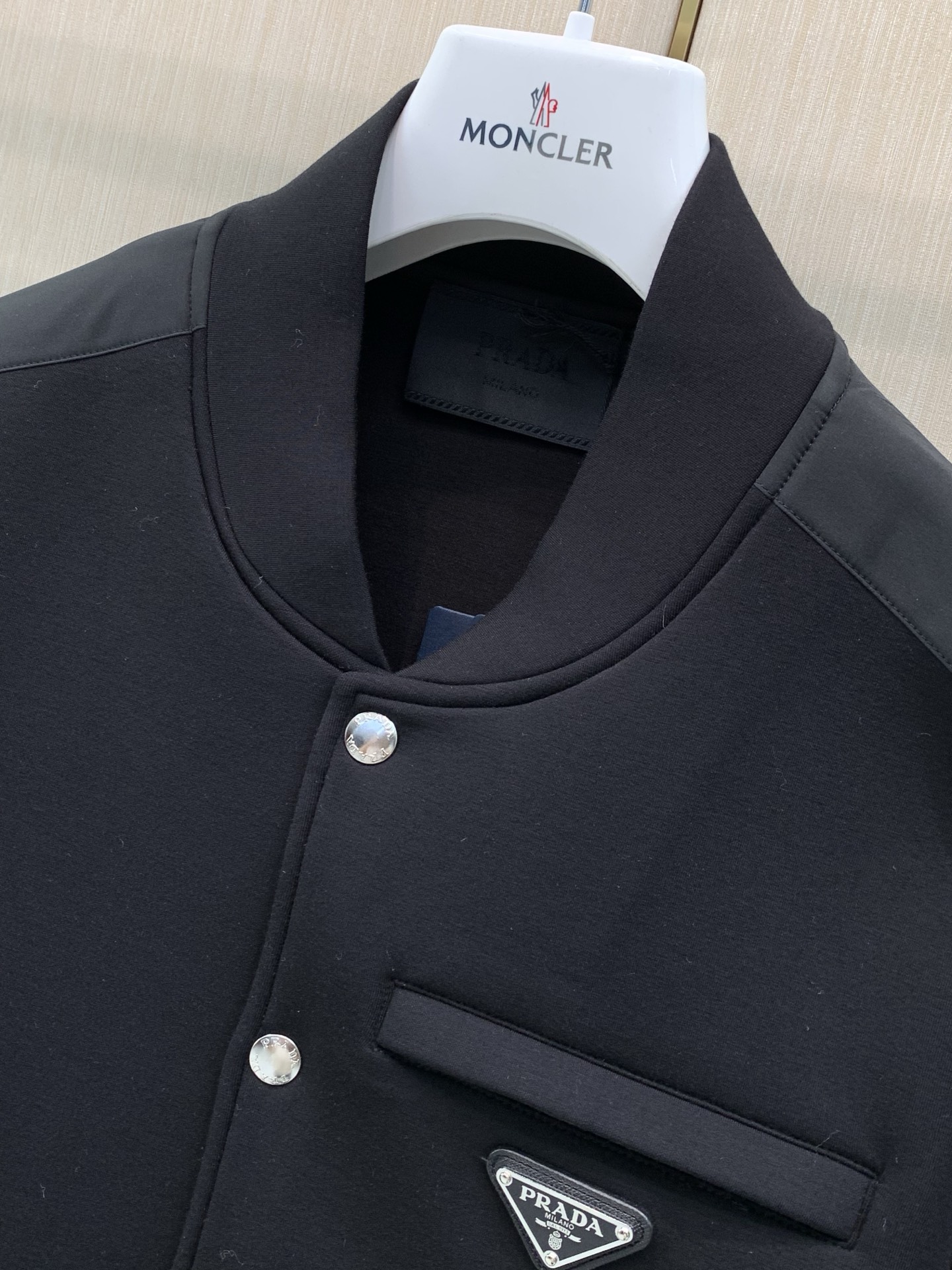 ，PRADA 普拉达，2026秋季最新品，专柜同步有售，时尚休闲夹克外套，进口原版面料，做工极为复杂，唯一可以做代购级别