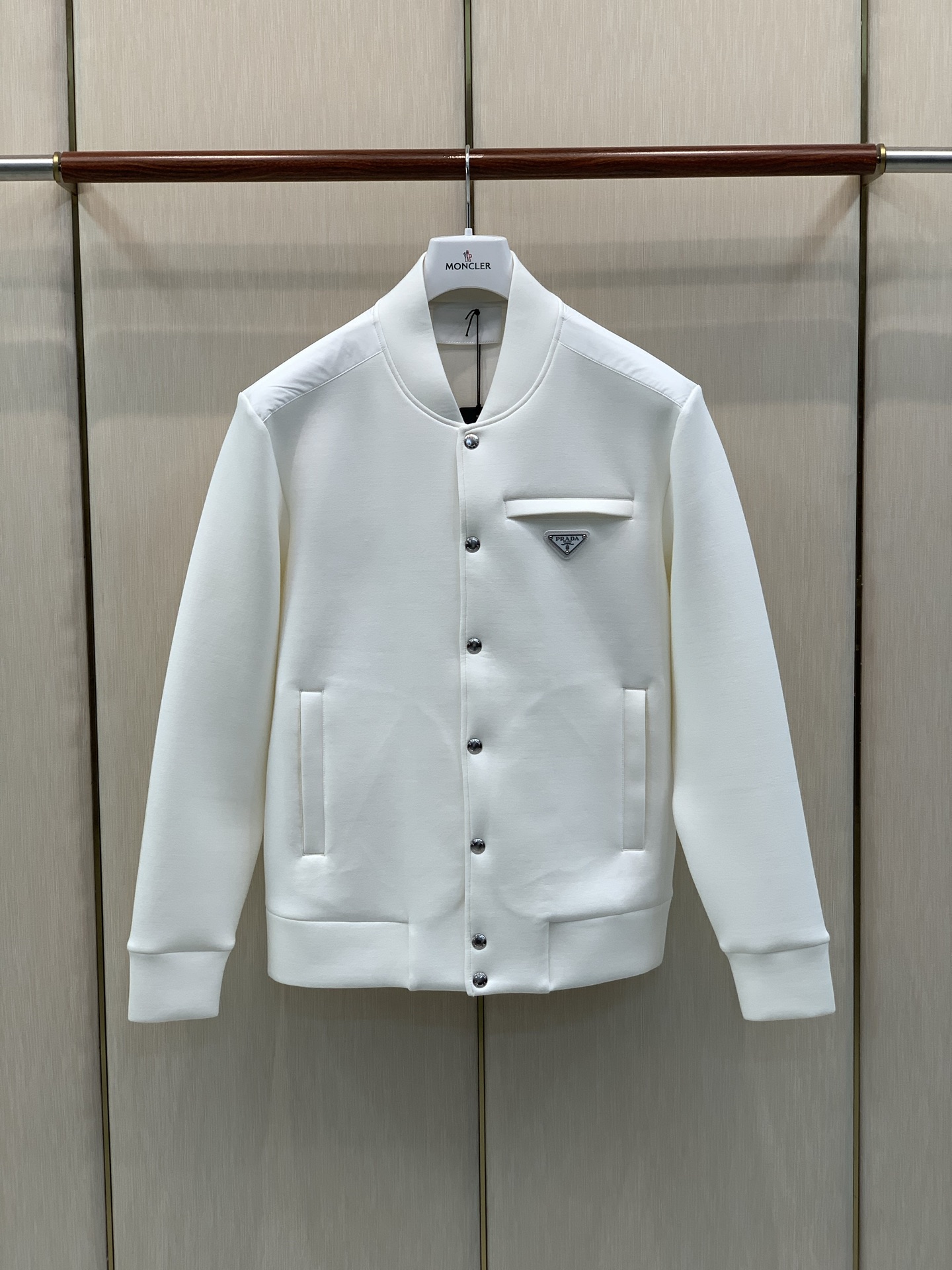 ，PRADA 普拉达，2026秋季最新品，专柜同步有售，时尚休闲夹克外套，进口原版面料，做工极为复杂，唯一可以做代购级别