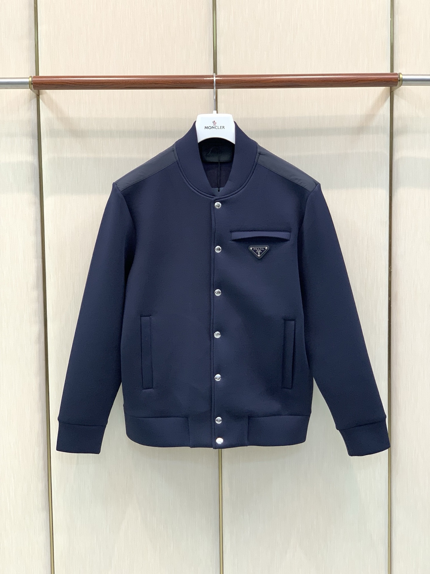 ，PRADA 普拉达，2026秋季最新品，专柜同步有售，时尚休闲夹克外套，进口原版面料，做工极为复杂，唯一可以做代购级别