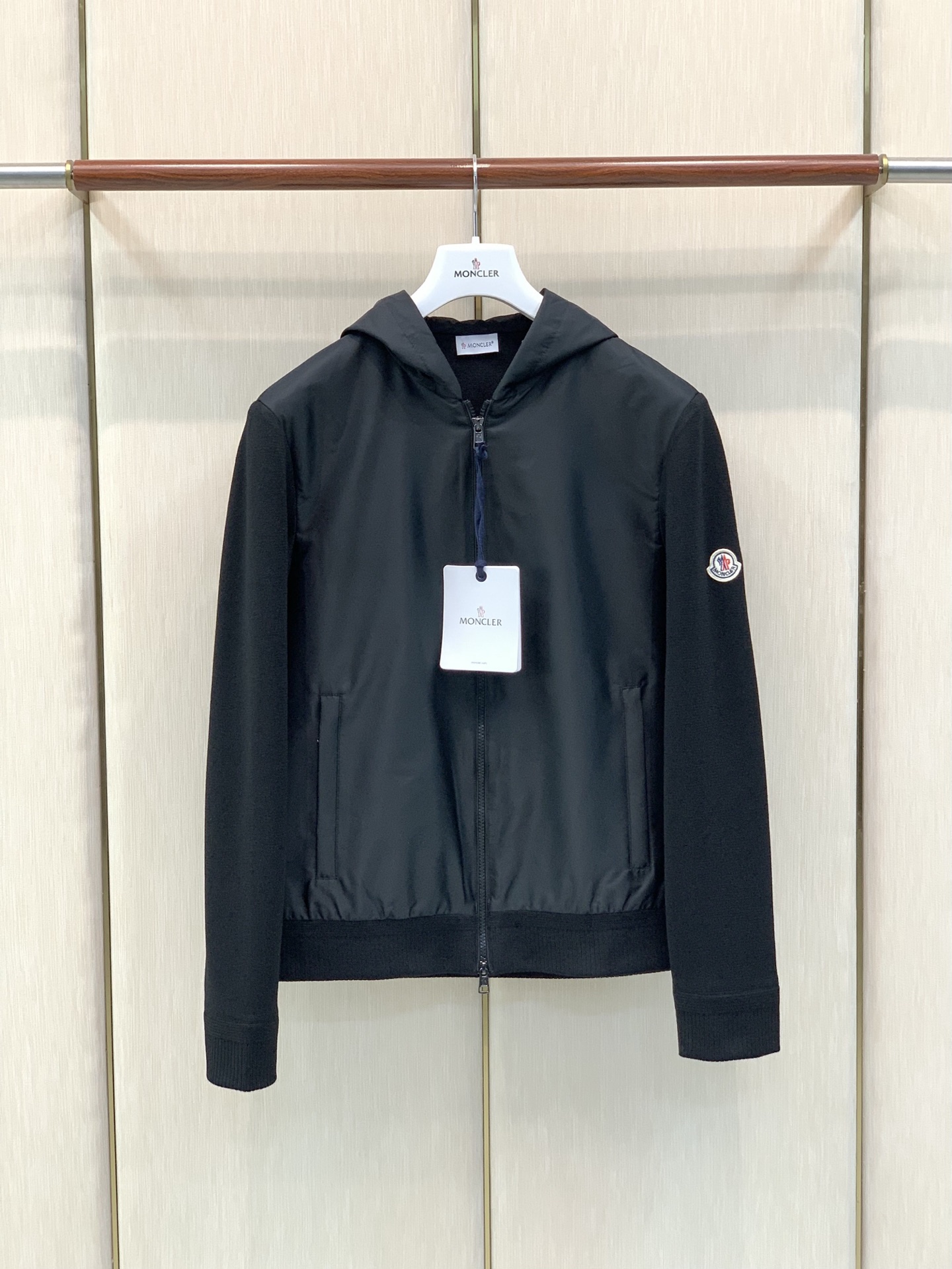 ，Moncler 蒙口，2026秋季最新品，专柜同步有售，原单狠货，时尚休闲连帽拼接外套，上身舒适！吸睛而有亮点，采用进