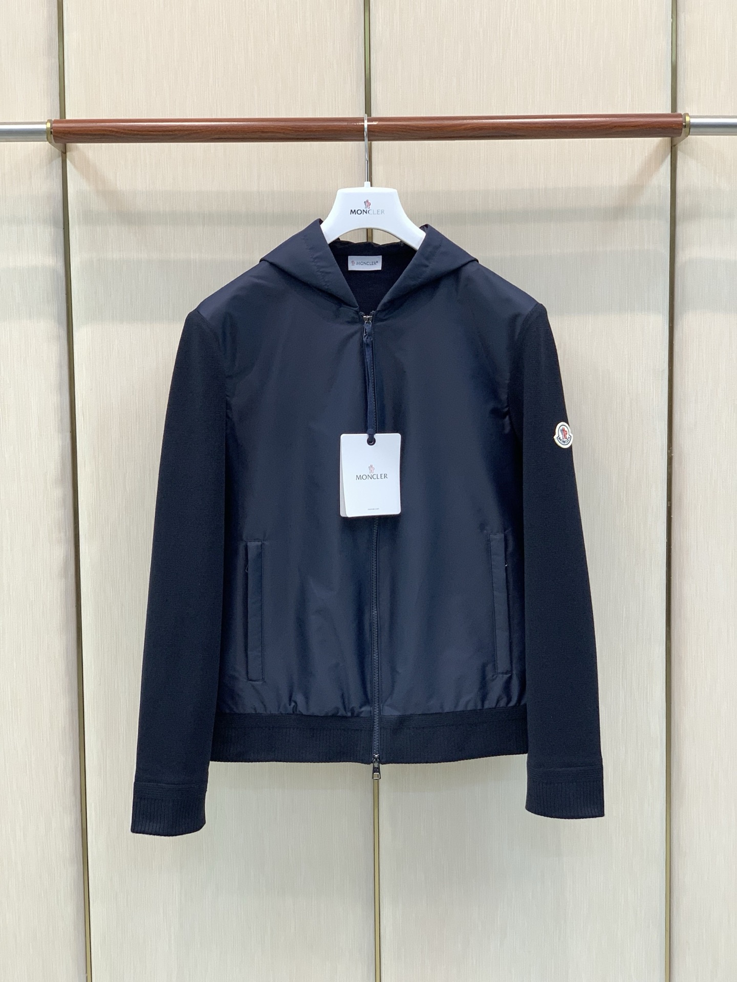 ，Moncler 蒙口，2026秋季最新品，专柜同步有售，原单狠货，时尚休闲连帽拼接外套，上身舒适！吸睛而有亮点，采用进